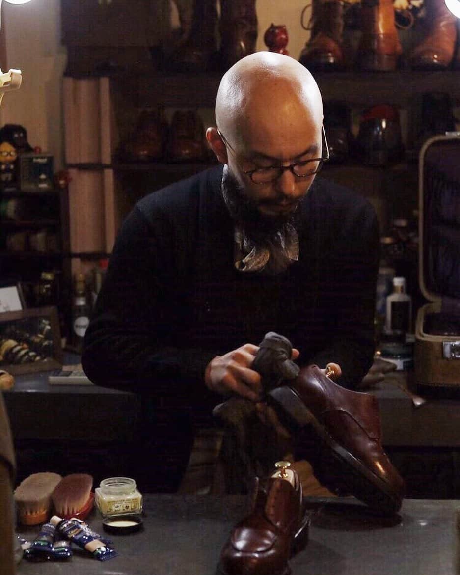 yukiのインスタグラム：「明日の @session_bokumato は @kota.watanabe.shoes をゲストに迎え営業！ 13:00〜23:00まで 広太さんがぶっ通しで磨き続けます！笑 靴磨きは予約制で、今のところ15:30以降であれば 予約可能ですのでDMでもコメントでもご連絡くださいっ！ ㅤㅤㅤㅤㅤㅤㅤㅤㅤㅤㅤㅤㅤ あと、 @patterners_life のvintageミリタリーの展示も継続してやっていたり、古着の販売をしていたりもするので 靴磨き目的じゃなくとも、 ふらっと遊びに、お茶しにきてください🍵 お昼は珈琲とか、レモネードとか出します。アルコールはビールだけ。 夜はレモンサワーやハイボールも出します。 レモンサワー、めっちゃ美味しいです。 あと、今年に入ってからSESSIONの料金形態変えて、 時間制じゃなくて単品に変えました！ 時間気にせずゆるりと飲めるので、 お気軽に来てくださいな。」