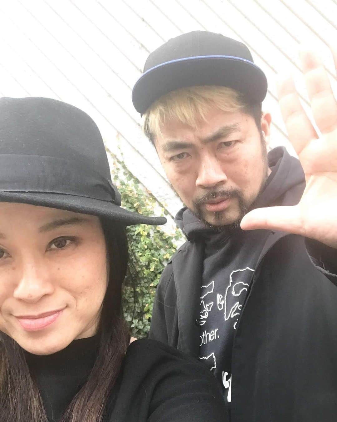SWING-O a.k.a. 45さんのインスタグラム写真 - (SWING-O a.k.a. 45Instagram)「本日は歌姫 @zooco1225 とリハしてました！！ピアノと歌だけなのにめっちゃSoulな夜になる手応え✋✋　いやぁ、彼女は日本を代表するソウルシンガーだねぇ、リハから気持ちいい✋😄 2人でお届けするライブはもう明後日26日です！日曜日です！祐天寺の #深町純 さんが始めた店であり、俺がソロピアノライブを始めた店であり、2人の共通の音楽同志 #岡雄三 ともライブした場所であります、色んな思いと共に心地よい夜をお届けしますよ！！お待ちしてまぁす！！ Zooco x SWING-O 〜君のSOULに恋してる〜 ■Date : 1.26(日曜日) ■Time : 17:30 open / 18:30 start ■Place : 祐天寺Cafe&Live Spot FJ’s 東京都目黒区中目黒5-1-20 Tel: 03-6303-1214 ■Music Charge : 3,000yen (別途ドリンク) ■Member Zooco (vocal / ex.エスカレーターズ) http://www.zooco.tv/Info.html SWING-O (piano & chorus / ex.FLYING KIDS)  PS スタジオで偶然 @mikaarisaka バンドとも会いました😄　ミカちゃんのワンマンライブも月末あるらしいぞ✋」1月24日 17時44分 - swingo45