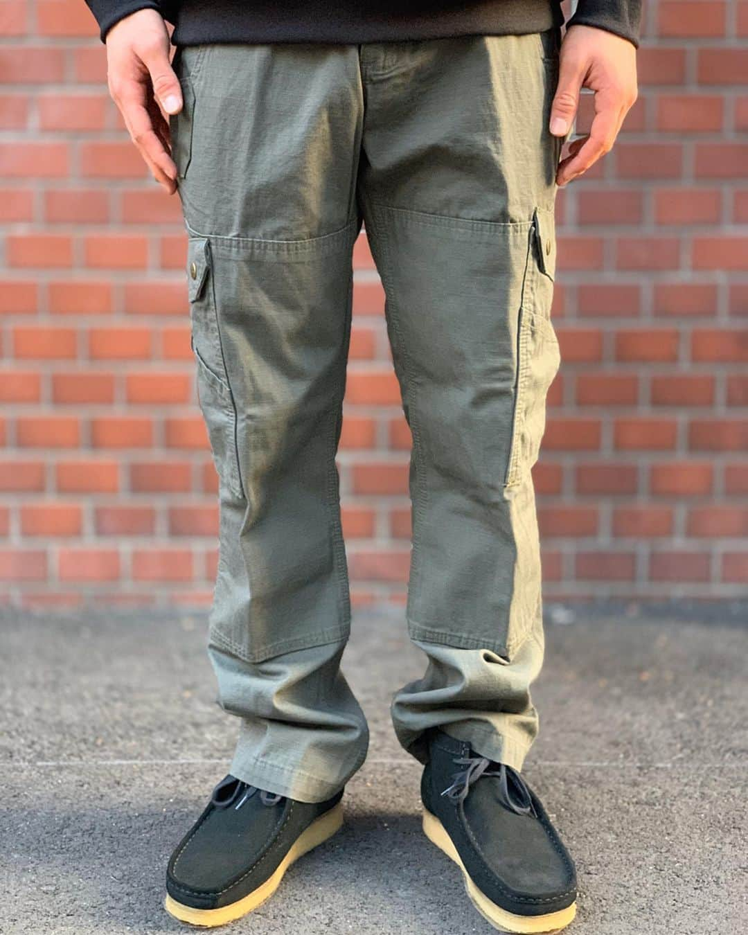 GROW AROUNDさんのインスタグラム写真 - (GROW AROUNDInstagram)「#growaroundnewarrivals  carhartt🛠 RIPSTOP CARGO PANTS RELAXED FITのゆったり目のシルエットのカーゴパンツ入荷中です👍 カーハートらしくハンマーループが付いていたり、フロントがダブルニーになっています。」1月24日 17時51分 - growaround