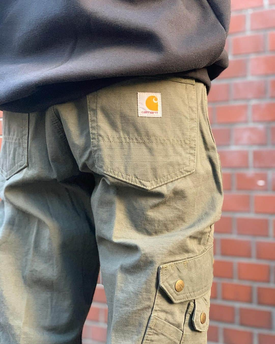 GROW AROUNDさんのインスタグラム写真 - (GROW AROUNDInstagram)「#growaroundnewarrivals  carhartt🛠 RIPSTOP CARGO PANTS RELAXED FITのゆったり目のシルエットのカーゴパンツ入荷中です👍 カーハートらしくハンマーループが付いていたり、フロントがダブルニーになっています。」1月24日 17時51分 - growaround