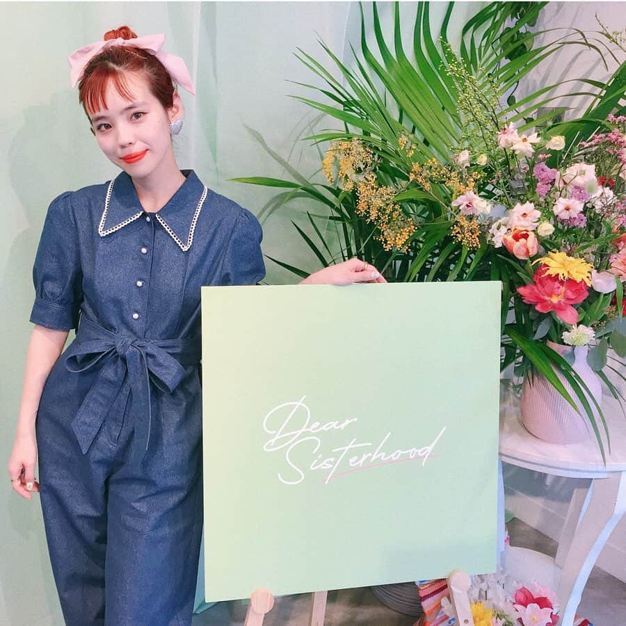 のインスタグラム：「@setoayumi ちゃんのニューブランド @dear_sisterhood の展示会へ🥝🍐🍏🌱🌿🍀 あゆみちゃんの魅力が詰まった、旅がしたくなるようなお洋服たちがたくさん！ あゆー☺️❤️ついに！お披露目👏✨おめでとう🎊  ブランドの名前が決まる前から話を聞かせてもらっていたので、こうしてあゆみちゃんの思い描いていたことが形となって表現されていて、とても嬉しかった☺️✨ あらためて、おめでとう👏👏👏✨」