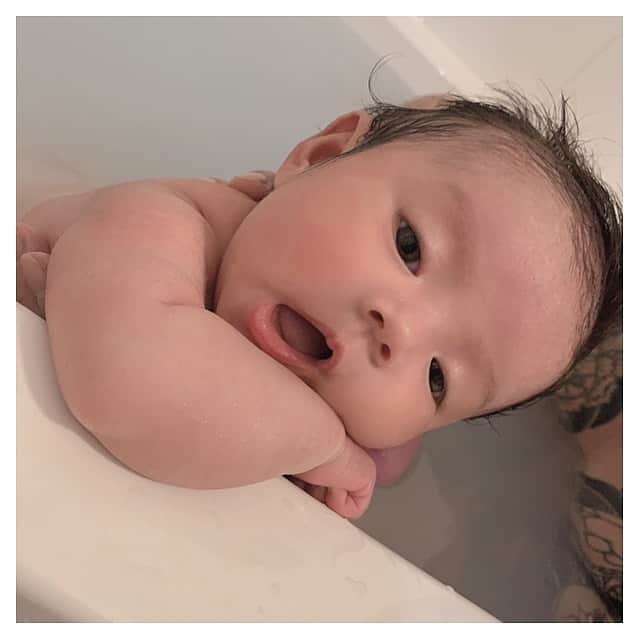 土屋美穂のインスタグラム：「. . なんだよこの肘。 うえから目線かよ。偉そうすぎる。 なんでも言うこと聞きます。はい。 . . #赤ちゃん #お風呂 #麦ちゃん  #むぎちゃん #女の子 #baby」