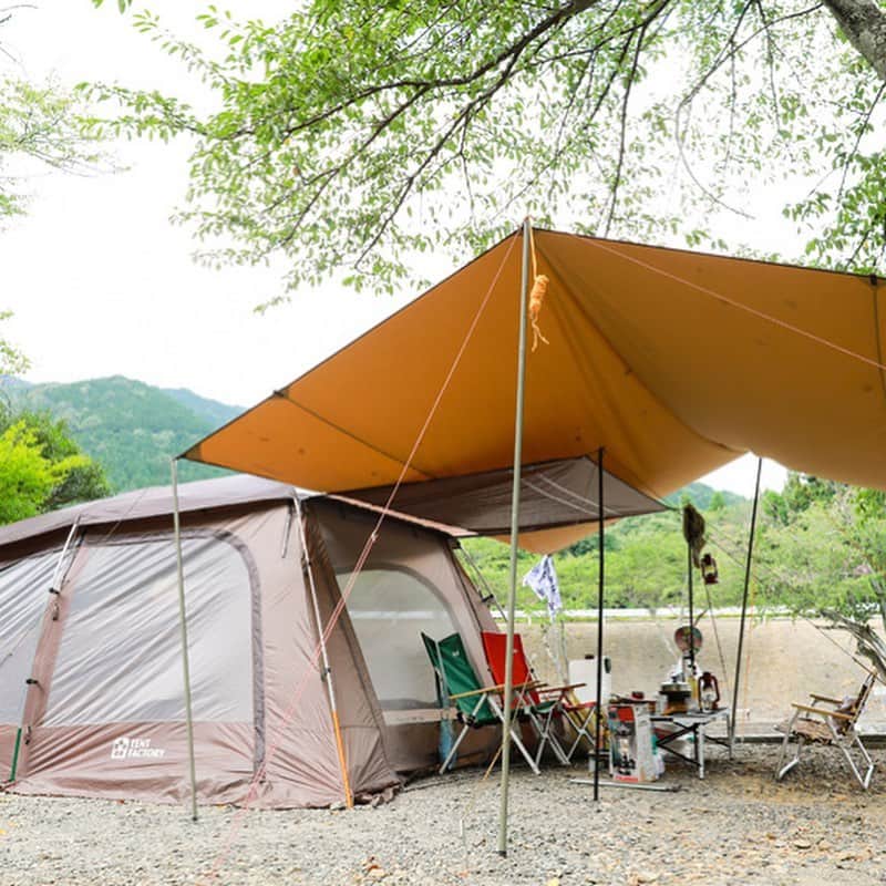 キャンプ情報サイト［ランタン］さんのインスタグラム写真 - (キャンプ情報サイト［ランタン］Instagram)「CAMP SMILE STYLE ／ 仲良し夫婦が選ぶ居住性抜群の テントファクトリーのテント ＼ いろんなキャンパーのキャンプスタイルを現地取材と一般キャンパーからの投稿で数多く掲載してます。 . . 詳しくは @lantern.camp  webサイトをご覧ください . . #camp #camping #outdoor #travel #trip #lantern_smile #nature #キャンプ #キャンプ用品 #アウトドア #テント #自然 #旅行 #キャンプ初心者  #キャンプ好きな人と繋がりたい #大津谷公園キャンプ場 #テントファクトリー #ハリケーンランタン #デュオキャンプ」1月24日 17時53分 - lantern.camp