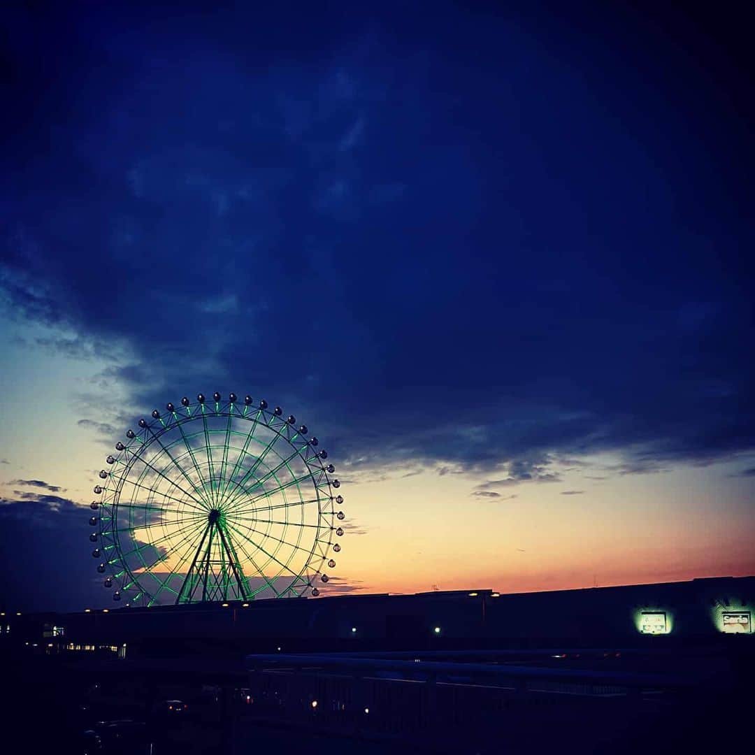 和田益典さんのインスタグラム写真 - (和田益典Instagram)「◆ 今週もお疲れちゃーん。 . 久々の #わだますのりんくう ですな。 . ほんの少し陽が長くなりました。  ほんの少しやけど。 . . このあと大阪湾一周して神戸向かいます。 . . #スマホ写真 #ferriswheel #日没 #イマソラ #写真 #夕暮れ #夕焼け #冬空 #雲 #りんくう #大阪 #gradation #color #sepia #空 #観覧車 #🎡 #cloud #gradationcolor #sunset #seaside #sky #smartphone #photostagram #picture #photo #view #photography #japan .」1月24日 17時56分 - masunori_wada