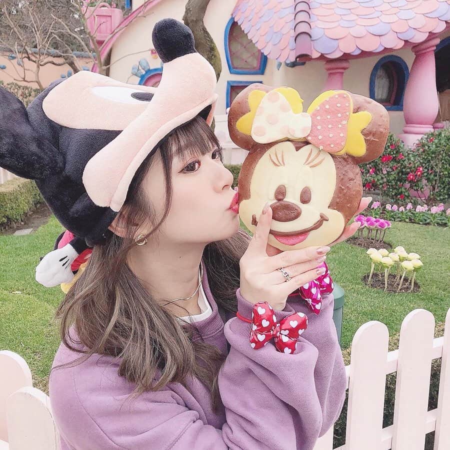 伊藤りかさんのインスタグラム写真 伊藤りかinstagram Chu ディズニー投稿3つめ ミッキーの帽子だったので ミニーちゃんにちゅ ミニーちゃんの家の世界観が可愛すぎた 最近 沢山の妊婦さんやママさんが フォローしてくださり嬉しいです