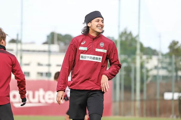 大崎玲央のインスタグラム：「始動3日目💪🏽💪🏽 PreSeason🏃‍♂️💨 #きつくても笑顔で  #とか言ってるけど2枚目真顔 #ヴィッセル神戸 #visselkobe #wearekobe」