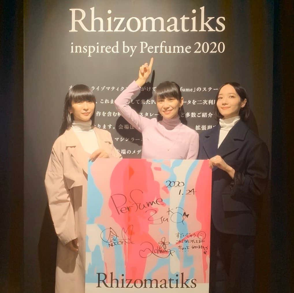Perfumeさんのインスタグラム写真 - (PerfumeInstagram)「渋谷PARCOのRhizomatiks inspired by Perfume 2020行ってきたよー！！﻿ ﻿ 私たちのステージで使ってきたテクノロジーをライゾマさんの解説とともにその映像を見られる画期的な展示！﻿ めちゃ面白かった！！﻿ こんなにゆっくり見れるなんて最高！﻿ 27日までだからみんな急いでチェックしてね！ ﻿ ﻿ Perfume﻿ ﻿ ﻿ #VRみんなで見たよ﻿ #VRで三半規管爆発🤯﻿ #それでも見続けたいVR﻿ #強い気持ち﻿ #ここにしかない映像﻿ #観に行ってね🥰﻿ #prfm﻿ #rhizomatiks﻿ #ライゾマティクス﻿ #ライゾマ﻿ #rzmpfrm2020﻿ #parcomuseumtokyo　﻿ ﻿ ﻿ Went to Rhizomatiks inspired by Perfume 2020 at Shibuya PARCO!﻿ ﻿ This is an innovative exhibit where you can see and experience the technology used at our shows with detailed commentary by Rhizomatiks.﻿ ﻿ It is so good and a perfect opportunity to learn about the tech in depth!﻿ ﻿ The exhibit is open till the 27th so make sure to go check it out!﻿ ﻿ Perfume ﻿ ﻿ *1/24(金)17:00〜22:00の時間は、渋谷パルコ「SHIBUYA PARCO S/S NEW LOOK」の開催に伴い、﻿ 渋谷パルコ公式インスタグラム @parco_shibuya_official またはパルコアート @parco_art﻿  をフォローいただくとPARCOにご入場いただけます。」1月24日 18時06分 - prfm_official
