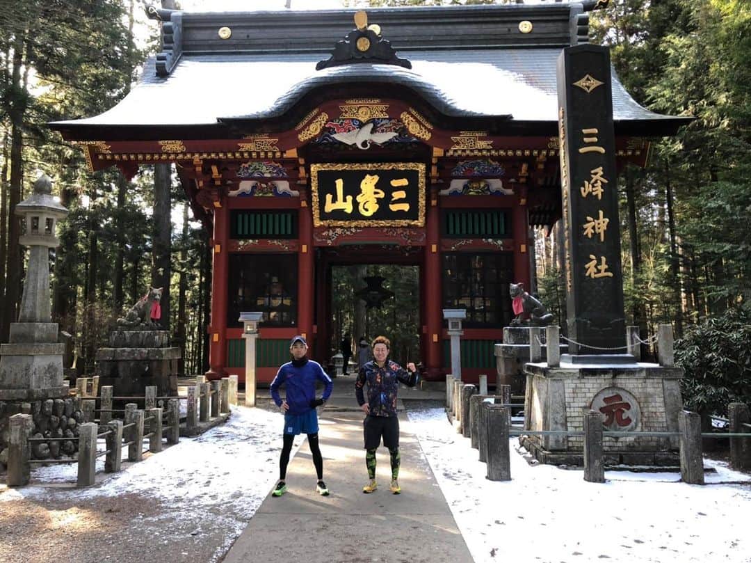 竹本カズキのインスタグラム：「遅くなりましたが、皆様明けましておめでとうございます⛩⛩ 秩父の三峯神社に走って初詣でに行ってきました🏃‍♂️ 2020年もよろしくお願いします💪  詳しくはYouTubeをご覧ください🎥 プロフィール欄のURLから飛べます✈️ #ポップライン #ポップラインのランニング魂 #マラソン芸人 #三峯神社 #マラソン初心者  #マラソン練習  #長野マラソン2020  #マラソン男子  #ランニングダイエット」