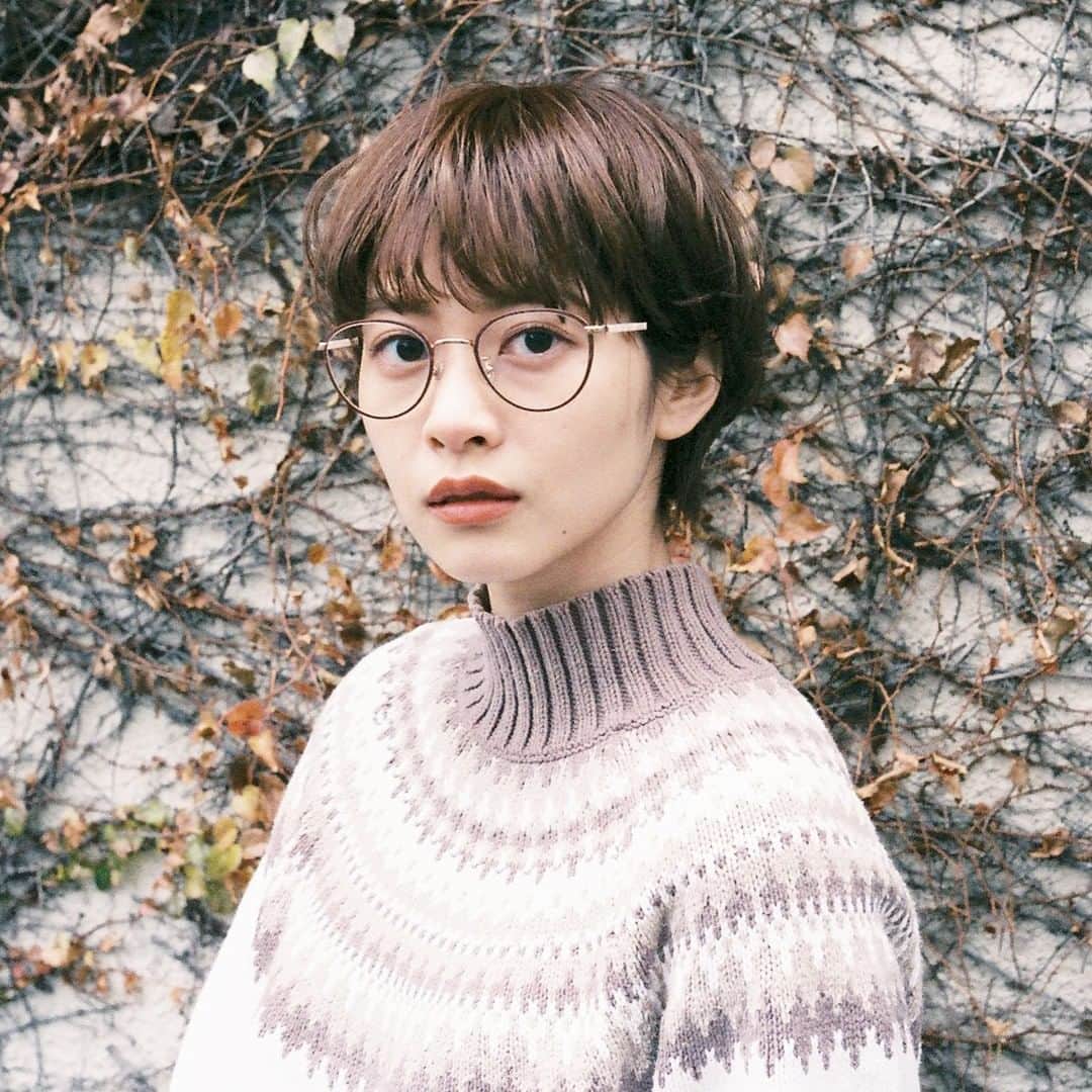 Zoff Officialのインスタグラム：「Zoff CLASSIC Spring Collection Sweets Series “Chocolat”/ ZF202002_43E1 Model @cona_sebas  ふわっと巻いた甘味のあるヘアスタイルにぴったりの、“スウィーツシリーズ”。 ゴールドと淡いピンクの組み合わせが、大人可愛い印象を与えます。 テンプル（つる）のデザインが見えるように、ヘアスタイルで遊ぶのもオススメ。 . #Zoff #FASHION #eyewearstyle #メガネ #ゾフ女子 #Zoffコーデ #ZoffCLASSIC #ゾフクラシック」