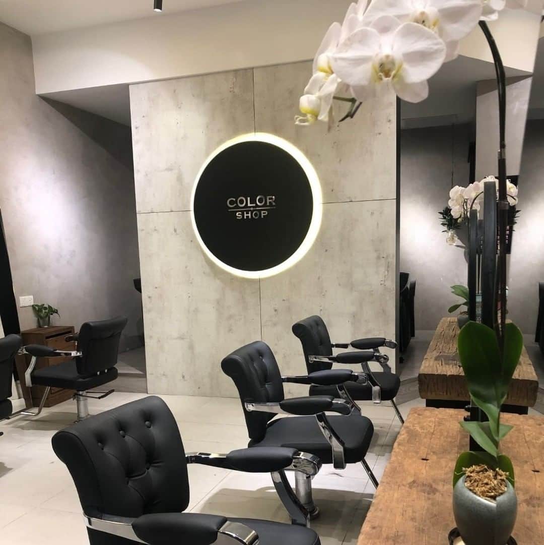 "milbon"（ミルボン）さんのインスタグラム写真 - ("milbon"（ミルボン）Instagram)「We interviewed stylist Derrick Loo from "Color Shop, One Utama", a well-known salon in Petaling Jaya, Malaysia, for his review of "milbon" products. ▼Impression and comments on "milbon" I have been using products of Milbon for 3 years. Since I wanted to try something new and different, I decided to move on to Milbon 3 years ago. Milbon products offer various options for customers, which provides a high end appearance of hair style. ・ ▼Reaction and satisfaction rate from customers who have used the products The result of using the products is very obvious and excellent. The products have contributed in making the customers return to our shop more frequently. ・ ▼Commitment as a hair stylist My philosophy as a hair stylist is to give the best service for my customers. Only the best. ・ What makes "Milbon Co., Ltd." different to others is that we prioritize the feelings of customers as well as the results after using our products. With hair stylist Derrick Loo, we will always try best to make customers feel safe and comfortable. ・ "Color Shop, One Utama" Malaysia Location：Lot F339A,1st Floor Oval, One Utama Shopping Centre, Lebuh Bandar Utama, 47800 Petaling Jaya, Selangor Business Hours：everyday 10 am ~ 9 pm ＝＝＝＝＝＝＝＝＝＝ Milbon official account. We provide worldwide stylist-trusted hair products. On this account, we share how hairstylists around the world use Milbon products. Check out their amazing techniques! ＝＝＝＝＝＝＝＝＝＝ #milbon #globalmilbon #milbonproducts #hairdesign #haircut #haircare #hairstyle #hairarrange #haircolor #hairproduct #hairsalon #beautysalon #hairdesigner #hairstylist #hairartist #hairgoals #hairproductjunkie #hairtransformation #hairart #hairideas #malaysia #selangor #thecolorshop #colorshop」1月24日 18時00分 - milbon_gm