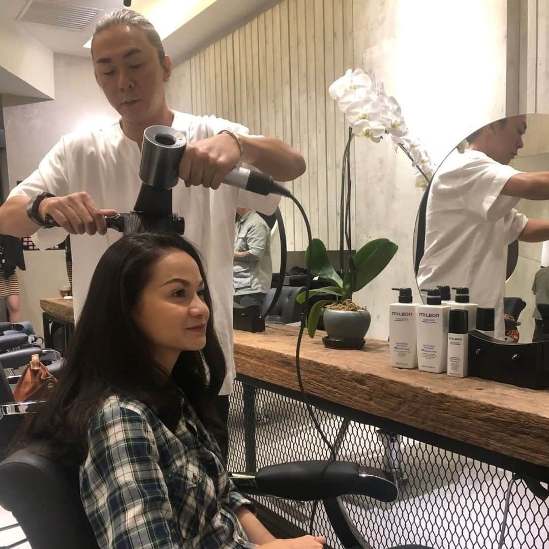 "milbon"（ミルボン）さんのインスタグラム写真 - ("milbon"（ミルボン）Instagram)「We interviewed stylist Derrick Loo from "Color Shop, One Utama", a well-known salon in Petaling Jaya, Malaysia, for his review of "milbon" products. ▼Impression and comments on "milbon" I have been using products of Milbon for 3 years. Since I wanted to try something new and different, I decided to move on to Milbon 3 years ago. Milbon products offer various options for customers, which provides a high end appearance of hair style. ・ ▼Reaction and satisfaction rate from customers who have used the products The result of using the products is very obvious and excellent. The products have contributed in making the customers return to our shop more frequently. ・ ▼Commitment as a hair stylist My philosophy as a hair stylist is to give the best service for my customers. Only the best. ・ What makes "Milbon Co., Ltd." different to others is that we prioritize the feelings of customers as well as the results after using our products. With hair stylist Derrick Loo, we will always try best to make customers feel safe and comfortable. ・ "Color Shop, One Utama" Malaysia Location：Lot F339A,1st Floor Oval, One Utama Shopping Centre, Lebuh Bandar Utama, 47800 Petaling Jaya, Selangor Business Hours：everyday 10 am ~ 9 pm ＝＝＝＝＝＝＝＝＝＝ Milbon official account. We provide worldwide stylist-trusted hair products. On this account, we share how hairstylists around the world use Milbon products. Check out their amazing techniques! ＝＝＝＝＝＝＝＝＝＝ #milbon #globalmilbon #milbonproducts #hairdesign #haircut #haircare #hairstyle #hairarrange #haircolor #hairproduct #hairsalon #beautysalon #hairdesigner #hairstylist #hairartist #hairgoals #hairproductjunkie #hairtransformation #hairart #hairideas #malaysia #selangor #thecolorshop #colorshop」1月24日 18時00分 - milbon_gm