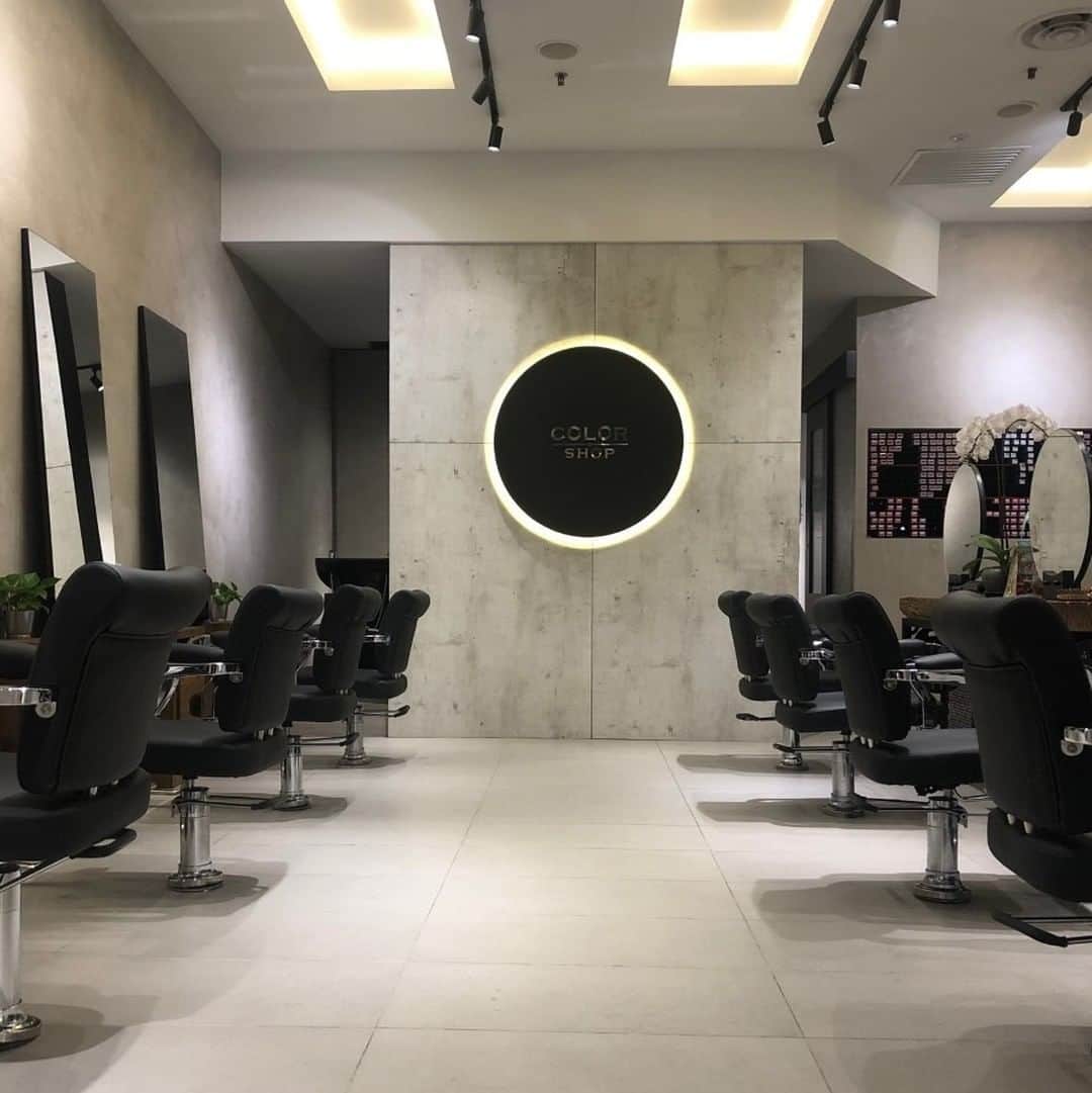 "milbon"（ミルボン）さんのインスタグラム写真 - ("milbon"（ミルボン）Instagram)「We interviewed stylist Derrick Loo from "Color Shop, One Utama", a well-known salon in Petaling Jaya, Malaysia, for his review of "milbon" products. ▼Impression and comments on "milbon" I have been using products of Milbon for 3 years. Since I wanted to try something new and different, I decided to move on to Milbon 3 years ago. Milbon products offer various options for customers, which provides a high end appearance of hair style. ・ ▼Reaction and satisfaction rate from customers who have used the products The result of using the products is very obvious and excellent. The products have contributed in making the customers return to our shop more frequently. ・ ▼Commitment as a hair stylist My philosophy as a hair stylist is to give the best service for my customers. Only the best. ・ What makes "Milbon Co., Ltd." different to others is that we prioritize the feelings of customers as well as the results after using our products. With hair stylist Derrick Loo, we will always try best to make customers feel safe and comfortable. ・ "Color Shop, One Utama" Malaysia Location：Lot F339A,1st Floor Oval, One Utama Shopping Centre, Lebuh Bandar Utama, 47800 Petaling Jaya, Selangor Business Hours：everyday 10 am ~ 9 pm ＝＝＝＝＝＝＝＝＝＝ Milbon official account. We provide worldwide stylist-trusted hair products. On this account, we share how hairstylists around the world use Milbon products. Check out their amazing techniques! ＝＝＝＝＝＝＝＝＝＝ #milbon #globalmilbon #milbonproducts #hairdesign #haircut #haircare #hairstyle #hairarrange #haircolor #hairproduct #hairsalon #beautysalon #hairdesigner #hairstylist #hairartist #hairgoals #hairproductjunkie #hairtransformation #hairart #hairideas #malaysia #selangor #thecolorshop #colorshop」1月24日 18時00分 - milbon_gm