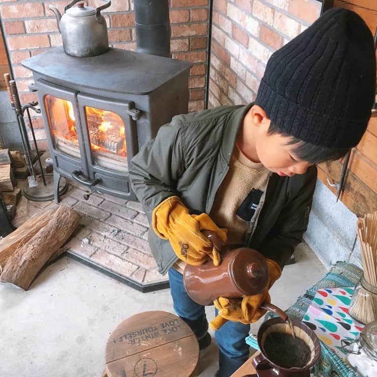 BESSの家さんのインスタグラム写真 - (BESSの家Instagram)「本格的な寒さが続く毎日ですが、全国の BESS では、冬ならではの暮らしの楽しみを、みなさん思い思いに体感されてにぎわっています。 室内では暖かな薪ストーブの前でコーヒー焙煎やストーブ料理を体験したり、外では焚き火を囲んでワイワイと盛り上がったり、薪割りで体を動かしたり… BESS の家に住む LOGWAY コーチャーとの会話から、「そんな選択肢もあったのか！」と新たな発見があったという方も。 自分だったらどの BESS の家でどんな風に暮らしたいかな、どう楽しもうかな、そんなイメージをしながら過ごしてみてください。 . 「好きで、てまひま BESS ライフ」開催中！ https://www.bess.jp/besslife/202001/ .	 #BESSの家 #住むより楽しむBESSの家 #住むより楽しむ #スローライフ #木の家#ログハウス #BESSオーナーの暮らし #BESSユーザーの暮らし #LOGWAY #梺ぐらし#好きでてまひまBESSライフ #薪割り#薪ストーブ#焚火#DIY#ストーブ料理#火#コーヒー焙煎#LOGWAYコーチャー」1月24日 18時07分 - bess_slowlife