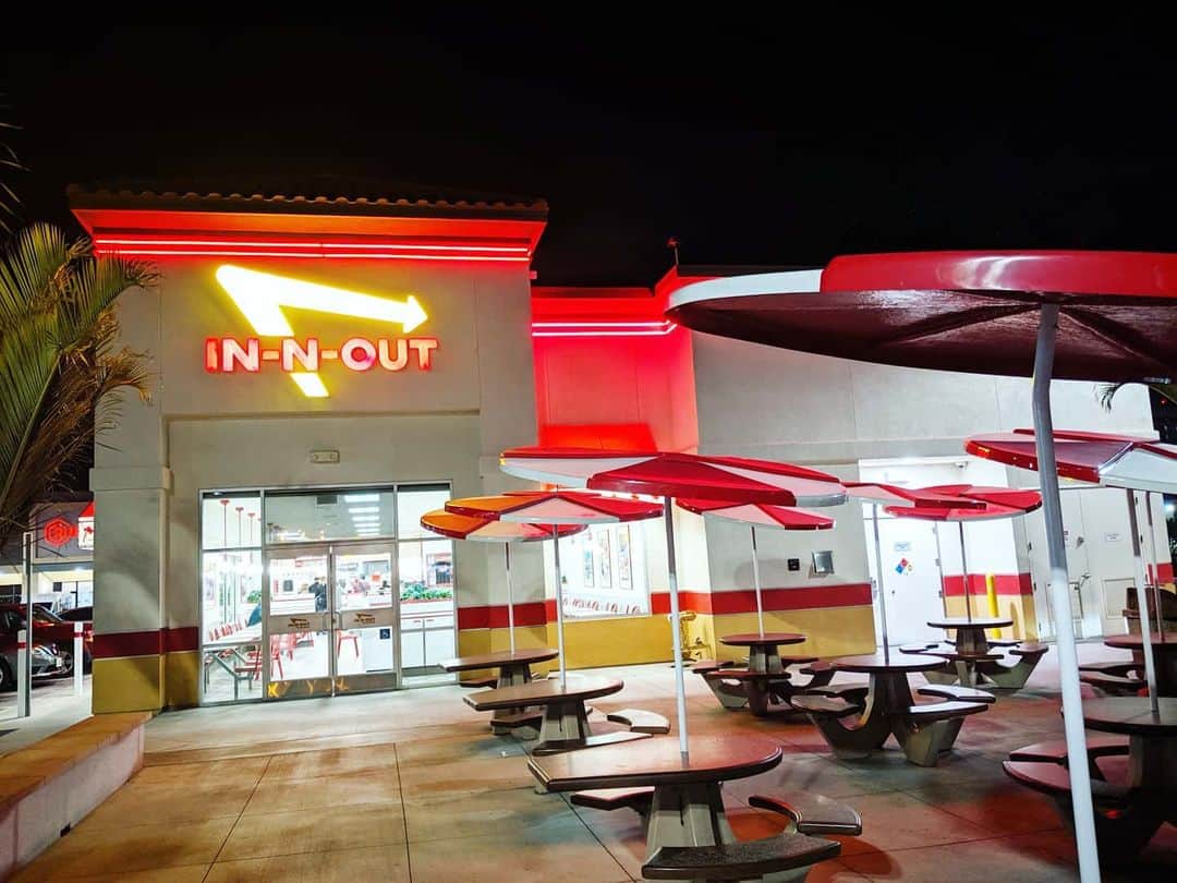 磯貝サイモンさんのインスタグラム写真 - (磯貝サイモンInstagram)「カリフォルニア発祥のハンバーガーショップ「In-N-Out Burger」に初来店。肉も野菜もフレッシュでこりゃうまい！欲張ってDouble Double Burgerにしてしまいましたが、アメリカンな割に量はほどほどでちょうどよかった◎Carl's Jrも好きだったけどお気に入りが増えた♪ #losangeles #innoutburger」1月24日 18時07分 - simon_isogai