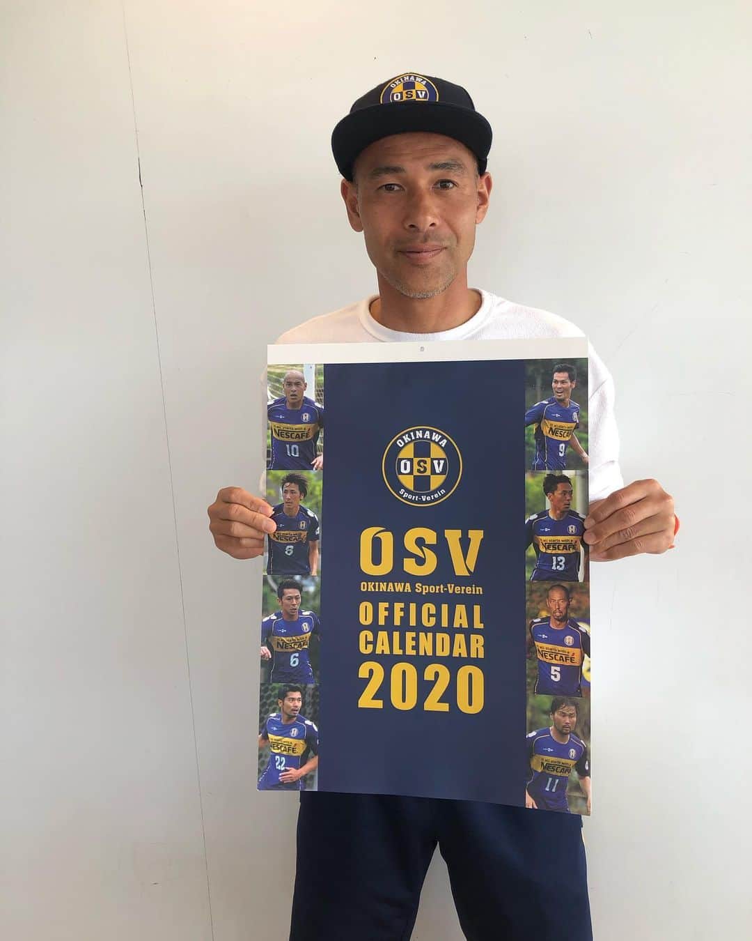 のインスタグラム：「Official Calendar です。 1月はもうすぐ終わってしまいますが、 1月、2月にいます！ 良かったらホームページ覗いてみてください。 #osv #officialcalendar」