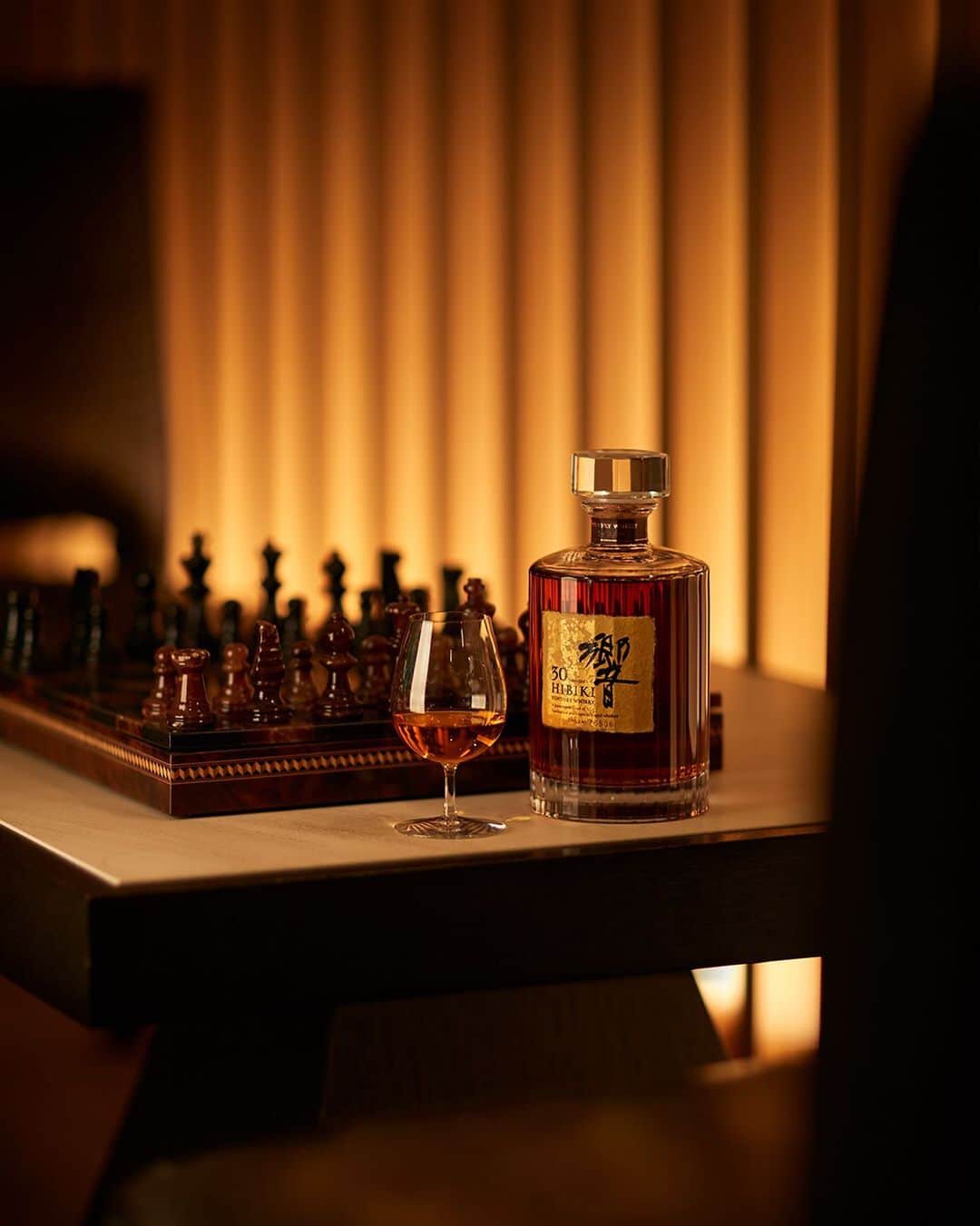 響 | SUNTORY WHISKY HIBIKIさんのインスタグラム写真 - (響 | SUNTORY WHISKY HIBIKIInstagram)「. HIBIKI TIME 深まる時に想いも募る Cherish the whisky along with the profound passing of time.  #響 #hibiki #バー #バーカウンター #bar #barcounter #bartime #whiskybar」1月24日 18時04分 - suntorywhisky_hibiki