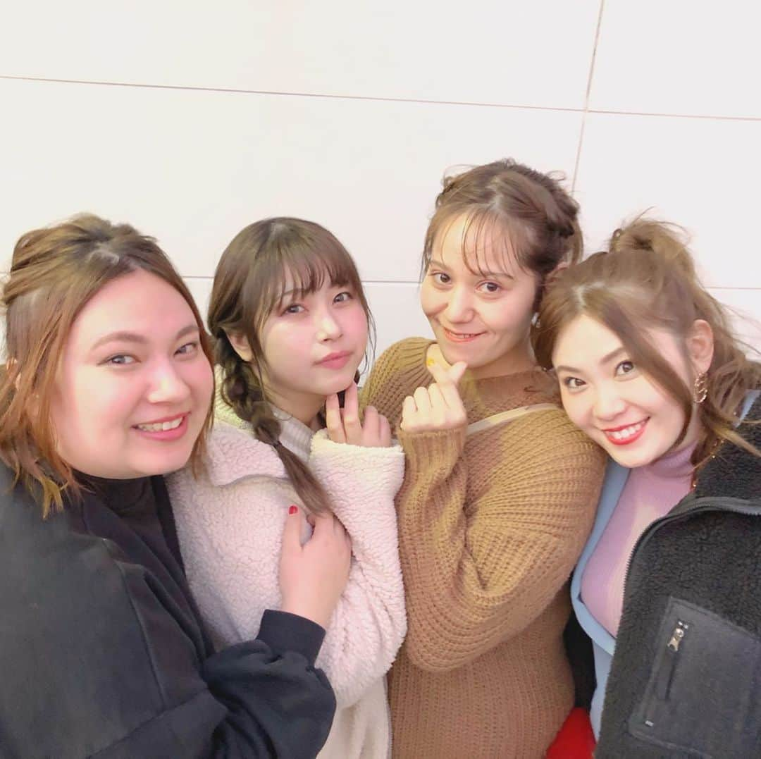 la farfaさんのインスタグラム写真 - (la farfaInstagram)「♡ la farfa3月号から﻿ 大橋ミチ子、あいまる、アイシャ、安藤うぃのオフショット♡﻿ ﻿ トレンドアウター企画では 旬なアウターを着こなしてます📸✨﻿ 最後のミチ子の変顔がツボりますよ😽👏🏻﻿ ﻿ ﻿ ／﻿ ラファーファモデルももの﻿ ピン表紙が目印です♡♡﻿ ＼﻿ ﻿ ﻿ 今回の特集です↓↓﻿ 特集１「みんなが〝知りたい〟〝マネしたい〟ラファモNo.1〝もも〟のすべて♥」﻿ 特集２「寒い日←→暖かい日　トレンドアウタースイッチコーデ」﻿ 特集３「かわいい！ 楽しい！ やってみたい！ 女子キャンプLESSON」﻿ ﻿ 富田望生の新連載「 a lovely MIU holiday」、﻿ 人気連載「ももコーデ」「ミケぽちゃの壁」など﻿ タレントやモデルにフューチャーした﻿ コンテンツが充実しています♪﻿ ﻿ 付録はネイルカラー8本セット🎨♥﻿ ラファーファモデルももがcolor select 💅﻿ ﻿ 春に使いたいペールトーンから﻿ 大人なニュアンスカラーまで﻿ プライベートでもオフィスでも﻿ 使えるカラーがそろっています👯‍♀️💖﻿ ﻿ また、春のキラメキをプラスしてくれる﻿ キラキラのラメが入って﻿ 旬な「オーロラ」もついた﻿ 全8色のネイル付録は売り切れ必至ですよ🔍💄﻿ ﻿ ﻿ 付録の使い方では↓﻿ ﻿ 🐣ネイルを塗るのが苦手な人でも﻿ 誰でも簡単・お手軽にはじめられる﻿ 基本的な使いから5パターン﻿ ﻿ 🐥少し難しいけど﻿ 春にトレンドになる応用編1パターン﻿ ﻿ をご紹介しているので﻿ ぜひチャレンジしてみて欲しいです🙏🏻💖﻿ ﻿ 使い方についてはまた投稿するので﻿ お待ちくださいませ🙏🏻﻿ ﻿ ﻿ #lafarfa#ラファーファ﻿ #ぽっちゃり#plussize﻿ #付録#雑誌付録#付録目当て﻿ #コスメ #ネイル #ネイルカラー」1月24日 18時14分 - lafarfa.official