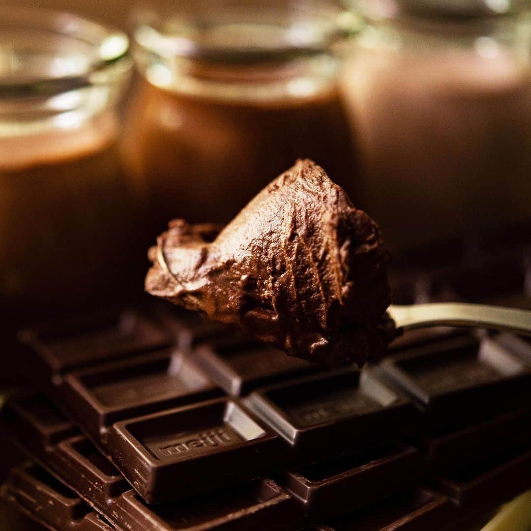 チョコレートカカオさんのインスタグラム写真 - (チョコレートカカオInstagram)「YouTube "Chocolate Cacao" 18:30〜公開！チャットで楽しみましょう∴∵ゞ(´ω`*)♪ 買う材料1つだけ！ 水と板チョコで作るかんたん濃厚チョコムース Mousse au chocolat  YouTube動画 https://youtu.be/ng-CLo-9Mcw  #Youtube #youtuber #お菓子 #ASMR #foodie #chocolate #foodpics #instafood #dessertporn #foodporn #レシピ #スイーツ #yummy #recipe #手作りお菓子 #howtomake #チョコレート #チョコムース #ムース #mousse #簡単レシピ」1月24日 18時10分 - chocolate_cacao_seijin