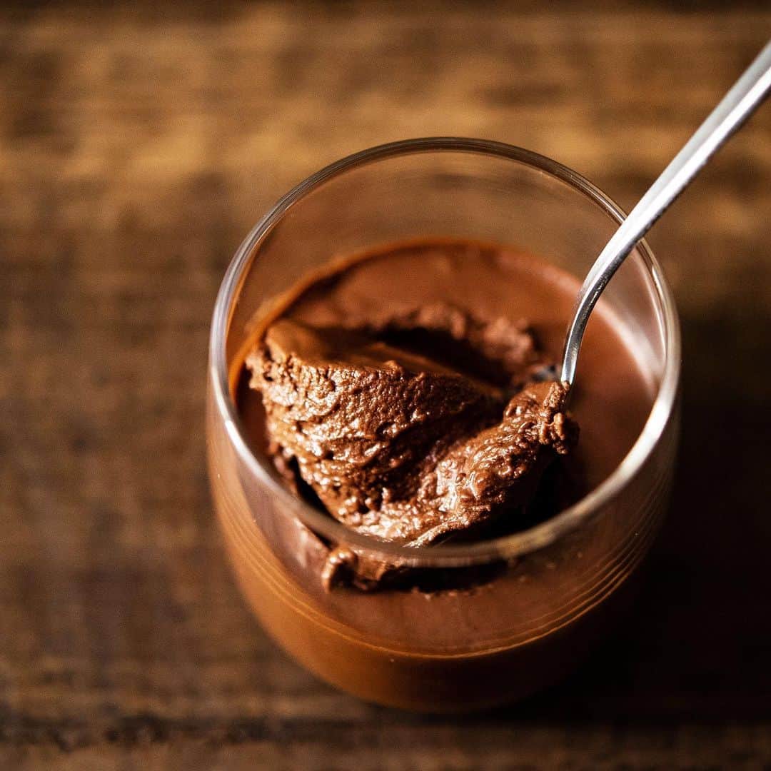 チョコレートカカオさんのインスタグラム写真 - (チョコレートカカオInstagram)「YouTube "Chocolate Cacao" 18:30〜公開！チャットで楽しみましょう∴∵ゞ(´ω`*)♪ 買う材料1つだけ！ 水と板チョコで作るかんたん濃厚チョコムース Mousse au chocolat  YouTube動画 https://youtu.be/ng-CLo-9Mcw  #Youtube #youtuber #お菓子 #ASMR #foodie #chocolate #foodpics #instafood #dessertporn #foodporn #レシピ #スイーツ #yummy #recipe #手作りお菓子 #howtomake #チョコレート #チョコムース #ムース #mousse #簡単レシピ」1月24日 18時10分 - chocolate_cacao_seijin