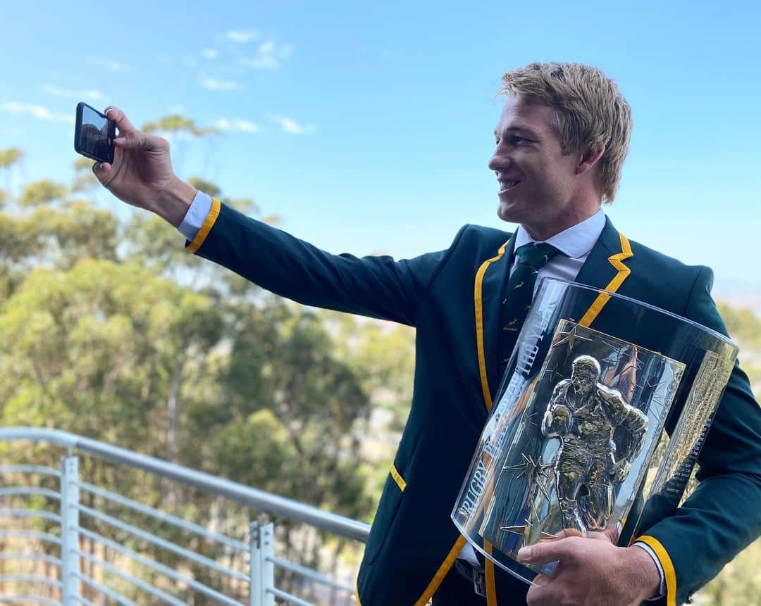 ラグビー南アフリカ代表さんのインスタグラム写真 - (ラグビー南アフリカ代表Instagram)「Enjoying the moment! Congratulations Pieter-Steph, SA Rugby Player of the Year for the third time in four years! #strongertogether」1月24日 18時10分 - bokrugby