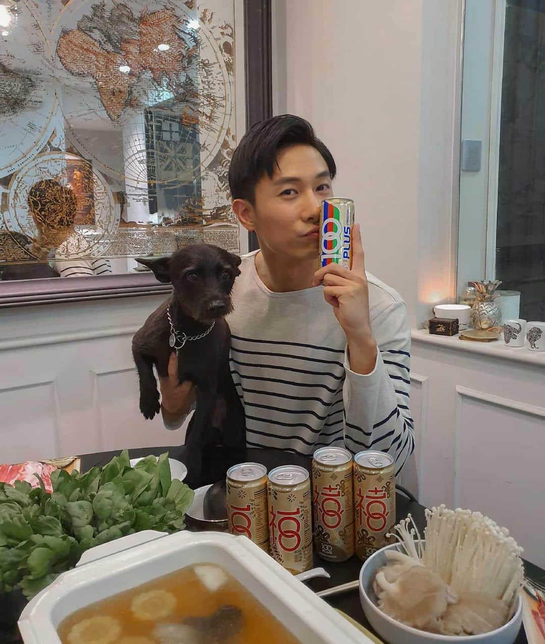 デスモンド・タンのインスタグラム：「除夕夜快乐! 祝大家团团圆圆噢! Reunion dinner time! Yay!! As we indulge in all the heaty CNY food, remember to kiss your hydration dearly too! Hydrate preferably with a healthier choice, just like me. 😉  P.S. Finally FOMO-Udon gets a solo shot with daddy 😂 Fans of Udon, here you go!  @100plus_singapore #hydrate #CNY #udontan #陈乌东」