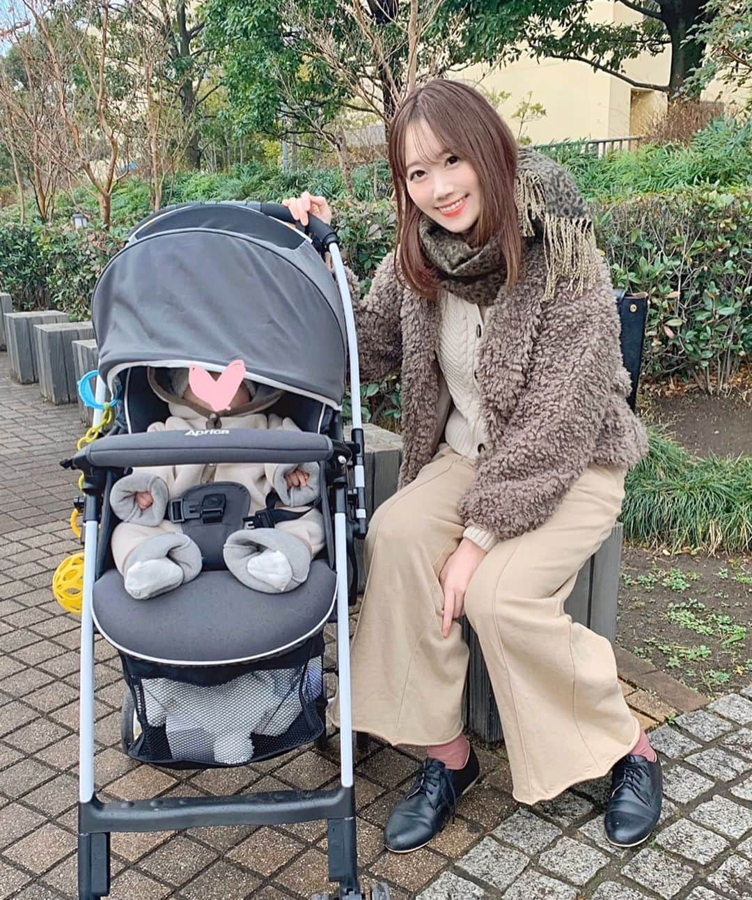 のインスタグラム：「気づいたら1週間ぶりの投稿になってしまった！ 最近👶がお昼寝をあまりしなくなったので なかなかに何も出来ない〜😂 (抱っこしないと泣くw) 家でひたすら抱っこか近所をお散歩するかの毎日を過ごしております🏃‍♀️⠀ ⠀ 今日は暖かくてお散歩日和だったなぁ♡ 👶は爆睡しちゃってるけど笑⠀ ⠀ このGUのスウェットワイドパンツ楽ちんすぎて最近毎日のように履いてる🙏✨ オフホワイトとベージュの2色を買ったんだけど、もはや全色揃えてしまおうかと思ってるくらいお気に入り🤤 ニットカーデもGUです🤗⠀ ⠀ 皆さま今週も1週間お疲れ様でした🙇‍♀️💓 ・ ・ ・ #コーデ#ママコーデ#gu#fifth#lowrysfarm#ママコーデ#プチプラコーデ#プチプラ#お散歩コーデ#mamagirl」