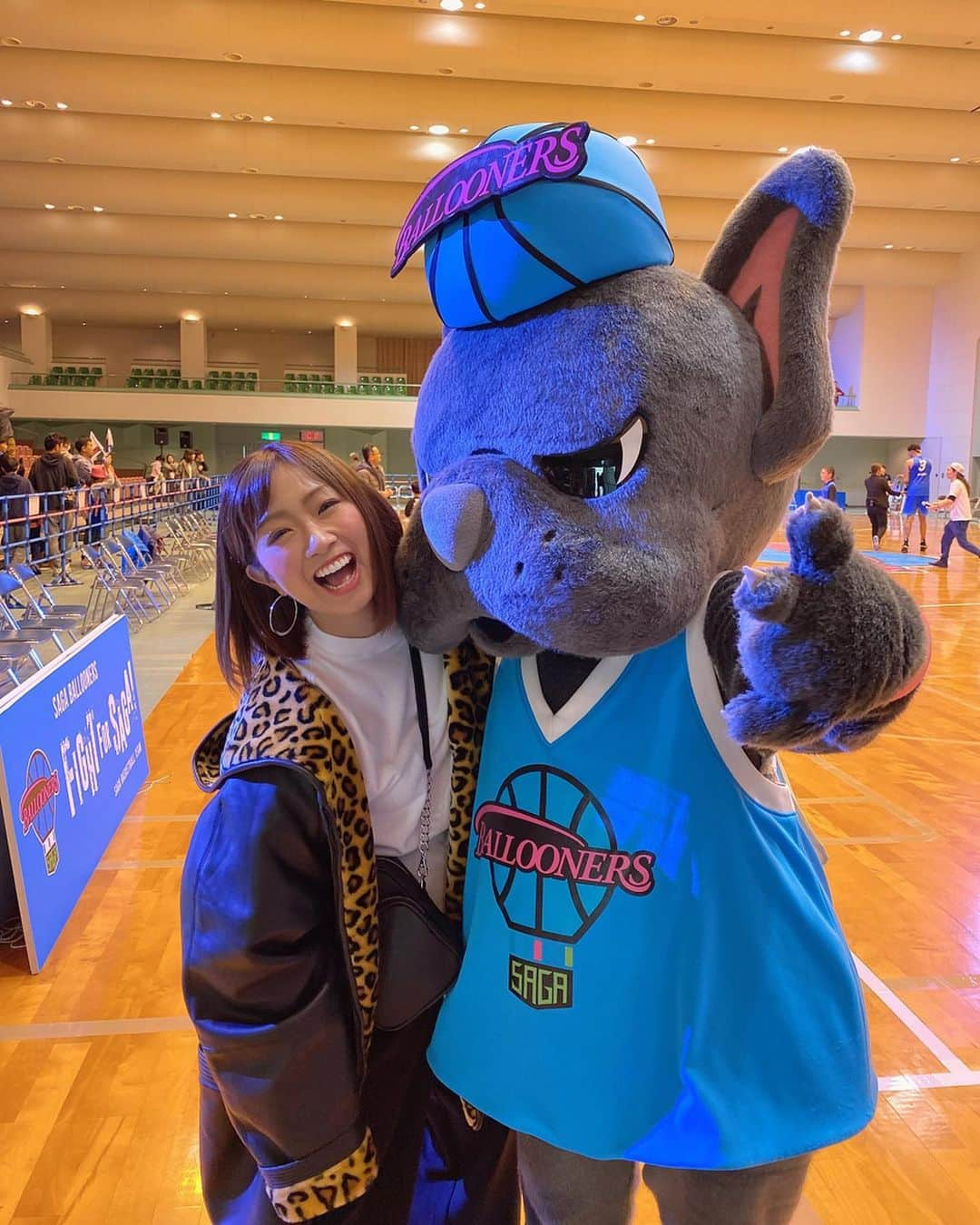 津田菜都美さんのインスタグラム写真 - (津田菜都美Instagram)「* 佐賀バルーナーズ💙🏀 地元長崎の隣の佐賀県という事もあり来たかった～(^^) マスコットのバルたんがかわいくて、、😍素質あり。笑 お気に入りマスコットにランクインしました💙💙 えすえーじーえーSAGA！！Viva九州🙌応援してます☻ 頑張らんば～～～がばい(*•̀ㅂ•́)و"🔥🔥 * 感想はブログに詳しく書いてるので読んでみてねん🙆‍♀️ ▶︎https://ameblo.jp/fdu-natttsu/entry-12563144716.html * #佐賀バルーナーズ#Bリーグ#Bリーグ観戦#バルたん#マスコットキャラクター#佐賀県#SAGA#ばるにすた#プロスポーツ#九州#kyushu#諸富文化体育館」1月24日 18時24分 - tsuda_723_official