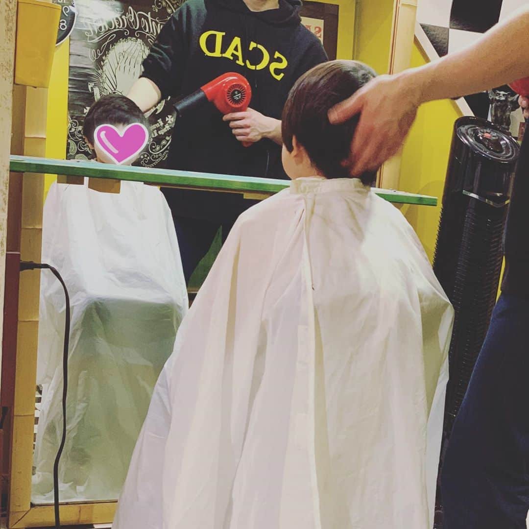 木村了さんのインスタグラム写真 - (木村了Instagram)「今日は娘をヘアカットへ。 お友達がベリーショートにしたから自分もしたいんだそうです。 女子よのう。 成長を感じます。  私が小学生低学年の時は母の趣味でロン毛にさせられてたな。。 #娘のヘアカット見ながら美容院にて」1月24日 18時19分 - r_k0923