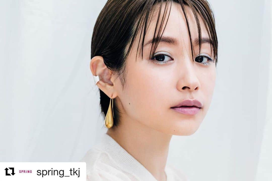 高橋愛さんのインスタグラム写真 - (高橋愛Instagram)「春メイク🌸 ㅤㅤㅤㅤㅤㅤㅤㅤㅤㅤㅤㅤㅤ ㅤㅤㅤㅤㅤㅤㅤㅤㅤㅤㅤㅤㅤ #Repost @spring_tkj ・・・ 今日の東京は少し暖かいですね☺️ そろそろメイクから春を取り入れたい、、！🌸 今月号の春コスメレポートを読めば、トレンドとカラーメイクの仕方がわかっちゃいます🥰💄 お買い物の参考にもぜひ✨  #fashion#makeup#beauty#ピエールマルコリーニ#トートバッグ#ランチトート#ポーチ#雑誌付録#スプリング#スプリング3月号#デート服#宝島社#高畑充希#山本美月#高橋愛#比留川游#トリンドル玲奈#川島海荷#本田翼#SEVENTEEN#セブンティーン#セブチ#春コスメ」1月24日 18時26分 - i_am_takahashi