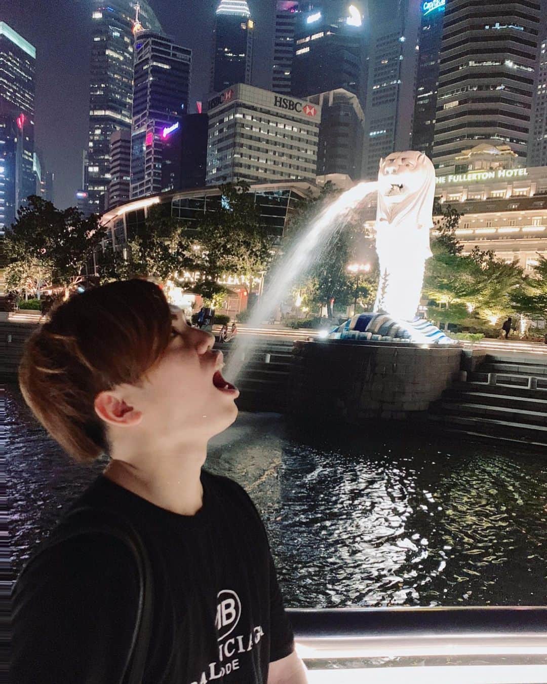 YASTIN さんのインスタグラム写真 - (YASTIN Instagram)「ついに！！あの有名なマーライオン様とコラボさせて頂きました♪ at シンガポール🇸🇬 吐いてる水を飲んだよ 笑 いいことありますように🙏 ・ マーライオンっていっぱいいるの知ってた？？ ・ ・ ・ #マーライオン #マーライオン公園 #merlion #merlionpark #シンガポール #シンガポール旅行 #🇸🇬 #tripgram #旅スタグラム #海外旅行 #マリーナシティ #balenciaga #バレンシアガ」1月24日 18時26分 - yastin0109
