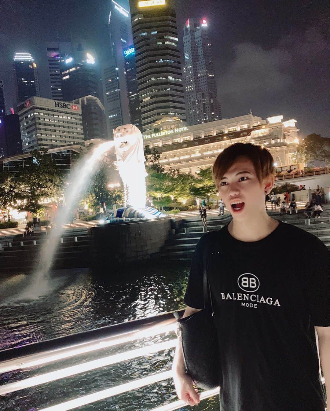 YASTIN さんのインスタグラム写真 - (YASTIN Instagram)「ついに！！あの有名なマーライオン様とコラボさせて頂きました♪ at シンガポール🇸🇬 吐いてる水を飲んだよ 笑 いいことありますように🙏 ・ マーライオンっていっぱいいるの知ってた？？ ・ ・ ・ #マーライオン #マーライオン公園 #merlion #merlionpark #シンガポール #シンガポール旅行 #🇸🇬 #tripgram #旅スタグラム #海外旅行 #マリーナシティ #balenciaga #バレンシアガ」1月24日 18時26分 - yastin0109