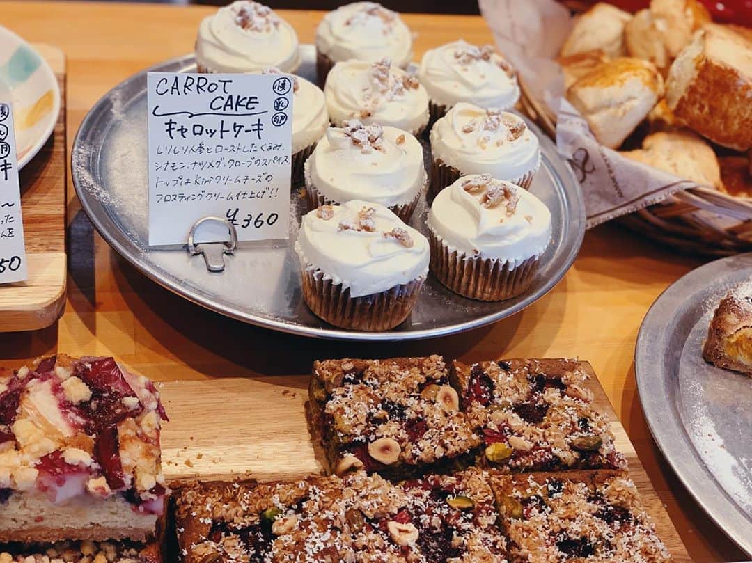 村上沙織さんのインスタグラム写真 - (村上沙織Instagram)「今日のおやつはキャロットケーキ♡ ウキウキが止まらないお菓子屋さん。 あれもこれも美味しそうだったけど今日はキャロットケーキ。幸せなお味でした♡  お店の方もすごく優しくてこれからも通ってしまいそう♡ #groovybakers #kobesweets#神戸グルメ」1月24日 18時29分 - rosysaorimonster