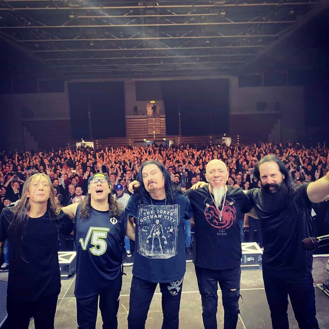 ドリーム・シアターさんのインスタグラム写真 - (ドリーム・シアターInstagram)「Thank you Hamburg 🇩🇪🤘 #dreamtheater #distanceovertimetour」1月24日 18時38分 - dreamtheaterofficial