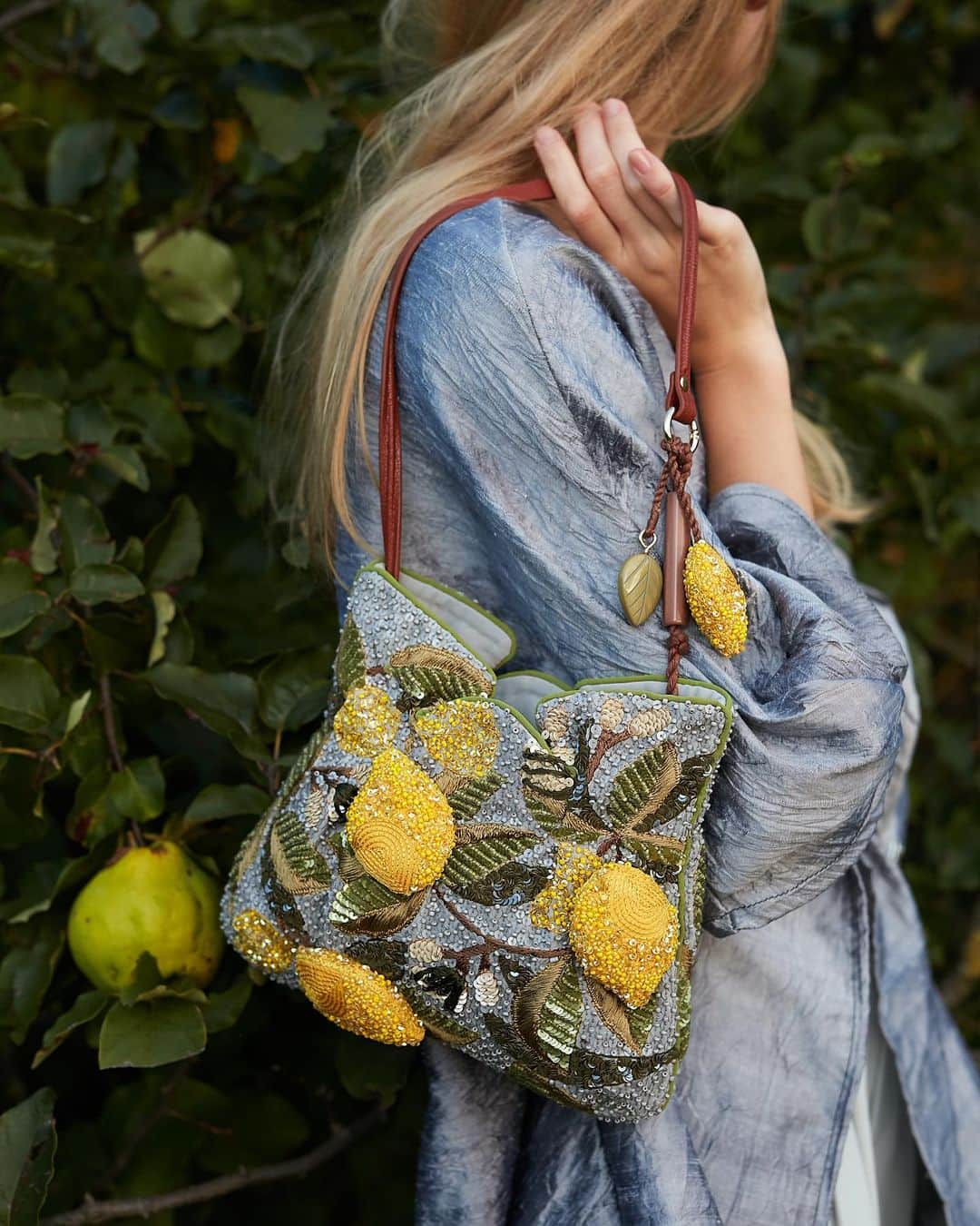 ジャマンピュエッシュのインスタグラム：「Inspired by gardens of Provence, the Limona is decorated with sparkling, raised embroidered lemons.」