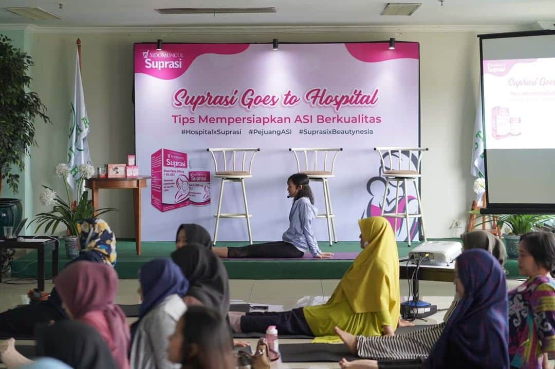 Beauty | Health | Fashionさんのインスタグラム写真 - (Beauty | Health | FashionInstagram)「Hi, Beautynesian!  Intip yuk keseruan acara Hospital to Hospital oleh Suprasi dari @sidomunculherbal.  Acara ini dihadiri oleh dr. Meida Tanukusumah SpA, sebagai pembicara tentang pentingnya ASI. Selain itu, perwakilan dari Sido Muncul, Bapak Boejoeng menjelaskan manfaat produk Suprasi dgn berbahan dasar ekstrak daun katuk yg memiliki kandungan vitamin B12 untuk melancarkan ASI & aman dikonsumsi.  Peserta Suprasi goes to hospital sangat antusias sekali mengikuti semua rangkaian acara yang ditutup dgn Yoga bersama Mbak Tia dari @NujuhBulanStudio.  Tertarik untuk ikutan? Nantikan kunjungan tim Beautynesia dan Suprasi di rumah sakit selanjutnya, ya!  #Beautynesia #BeautynesiaID #hospitaltohospital #Sidomuncul #Suprasi #ASI #Menyusui」1月24日 18時43分 - beautynesia.id