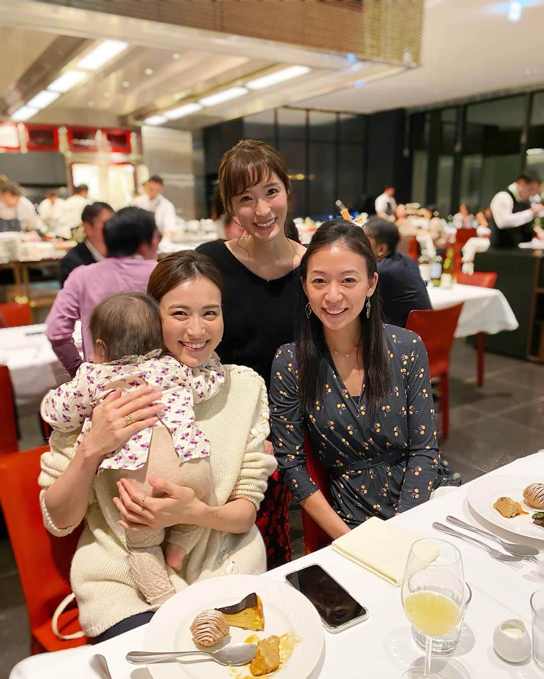 小林真由のインスタグラム：「⋆﻿ ⋆﻿ 乳幼児睡眠コンサルタントの愛波さんと﻿ 家族で仲良しのさっさーと食事へ🍽﻿ ﻿ 私も愛波さんの睡眠・子育てについての﻿ アドバイスのお陰様で﻿ 娘もほとんど朝まで寝てくれるようになって﻿ 本当に助けられた一人。﻿ そういうパパママさん沢山いると思います🙇‍♂️﻿ ﻿ この日も救われ続けた二人で﻿ 色々と勉強させて頂いちゃいました🙈﻿ きっと子育て中の大勢の方が﻿ ネントレとの向き合い方に直面すると思うので﻿ まさに悩まれてる方一度試して欲しい。﻿ 頑張りましょう〜😊🌟﻿ ﻿ #ディナー #ネントレ #育児 #子育て #女の子ママ」