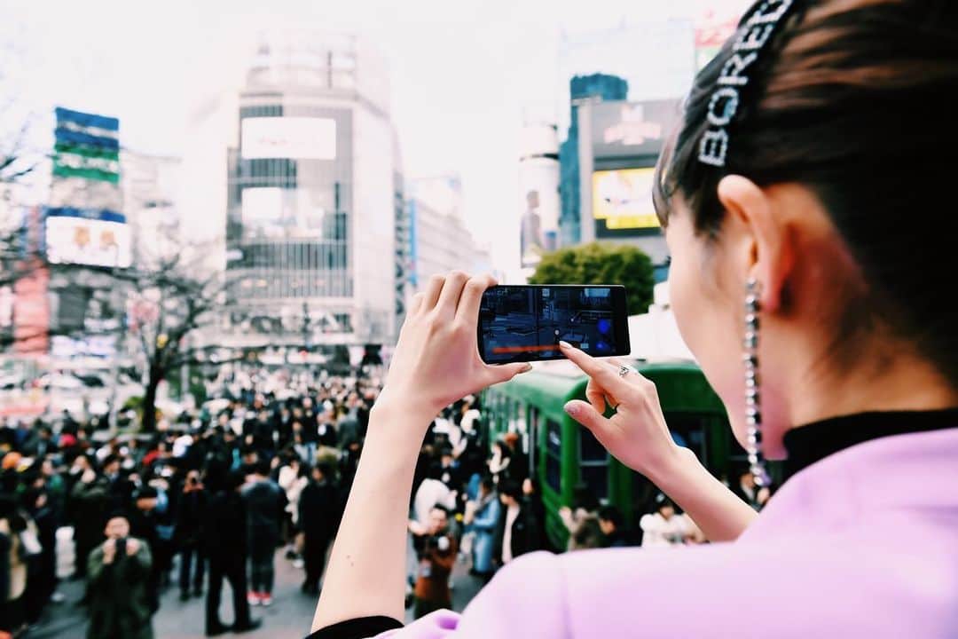 若槻千夏さんのインスタグラム写真 - (若槻千夏Instagram)「最近 ちゃんと挨拶する機会多くて フォーマル買ったけど 派手すぎた🤣💨💨 一足お先に 5Gを体験して来ました！  #au5G #渋谷5Gエンターテイメントプロジェクト」1月24日 18時52分 - wakatsukichinatsu