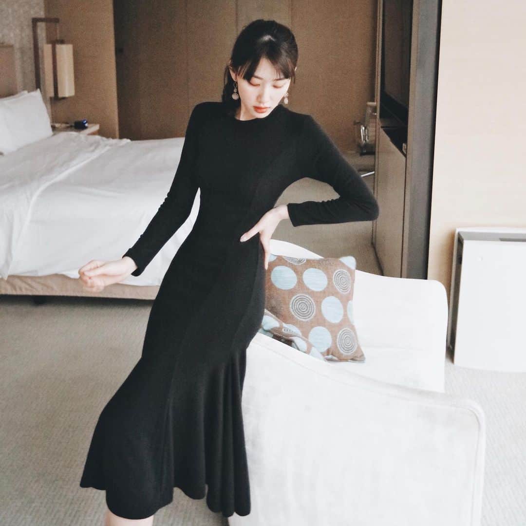 Valmuer表参道さんのインスタグラム写真 - (Valmuer表参道Instagram)「kawaブラックドレスって素敵な雰囲気を出せますよねー  ジャケットやカーディガンに合わせやすいし、どの時使えっても間違いないです。 ドレスもSALEになってます♡」1月24日 18時53分 - valmuer_official