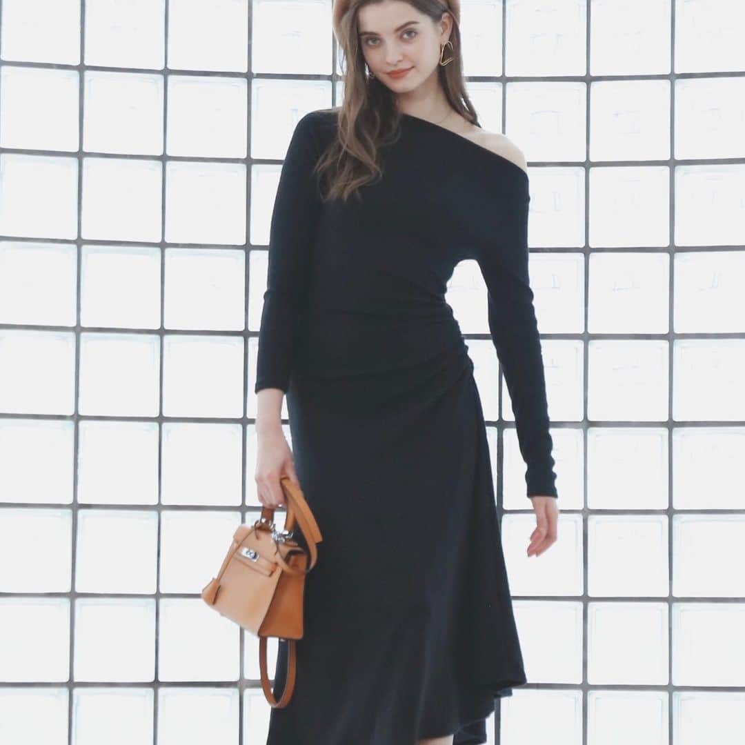 Valmuer表参道さんのインスタグラム写真 - (Valmuer表参道Instagram)「kawaブラックドレスって素敵な雰囲気を出せますよねー  ジャケットやカーディガンに合わせやすいし、どの時使えっても間違いないです。 ドレスもSALEになってます♡」1月24日 18時53分 - valmuer_official