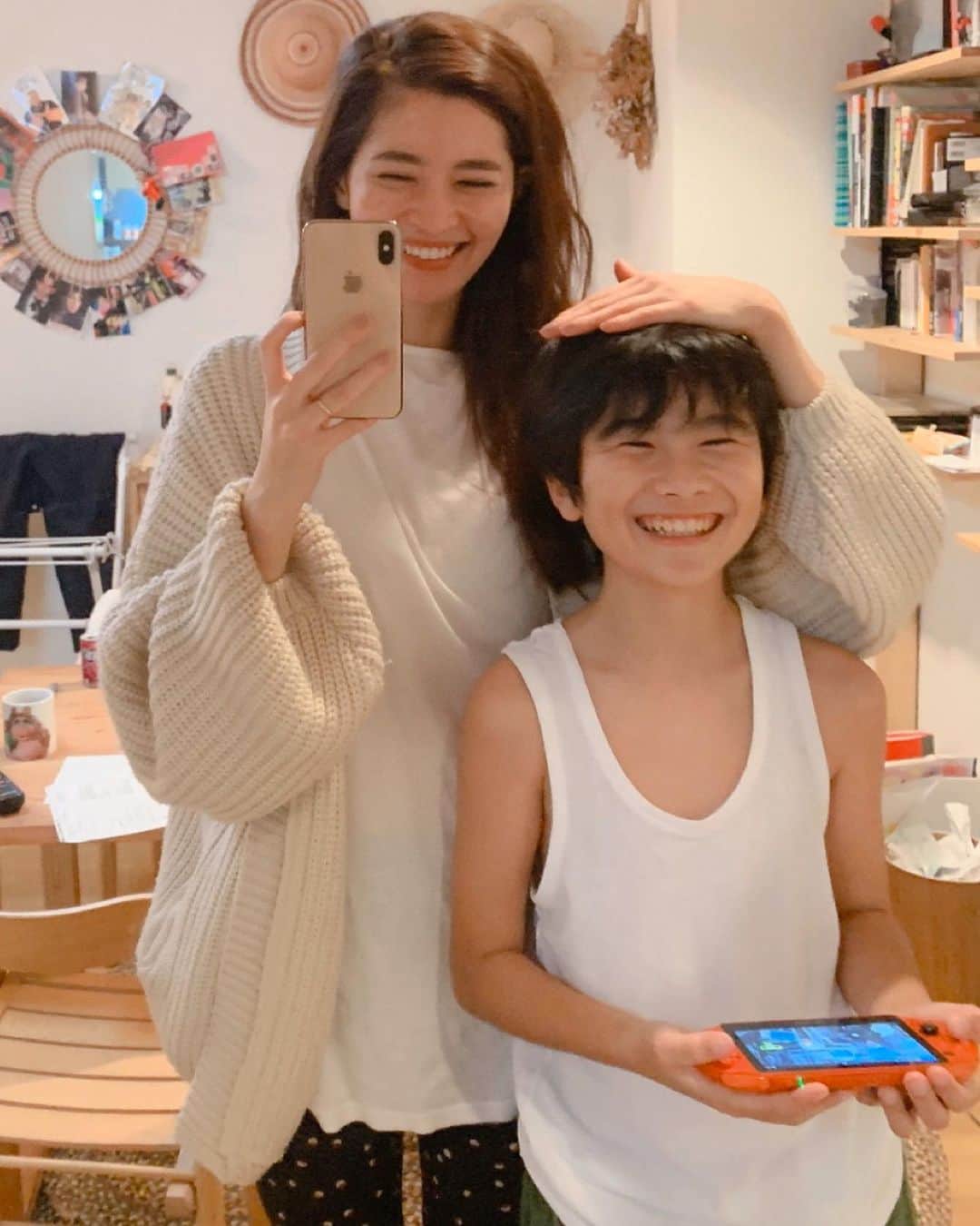 マイコ・ティファニーのインスタグラム：「2019→2020 生活感あって恥ずかしいけん載せるの迷ったけど。。成長記録として定期的に撮ってる親子写真🤳  ちょうど一年前と今。 たった一年だけど、身長はもちろん、距離感ちょい取られて、面倒くさそうに作り笑いされてる感じとかも、なんかザ思春期って感じですき😂」