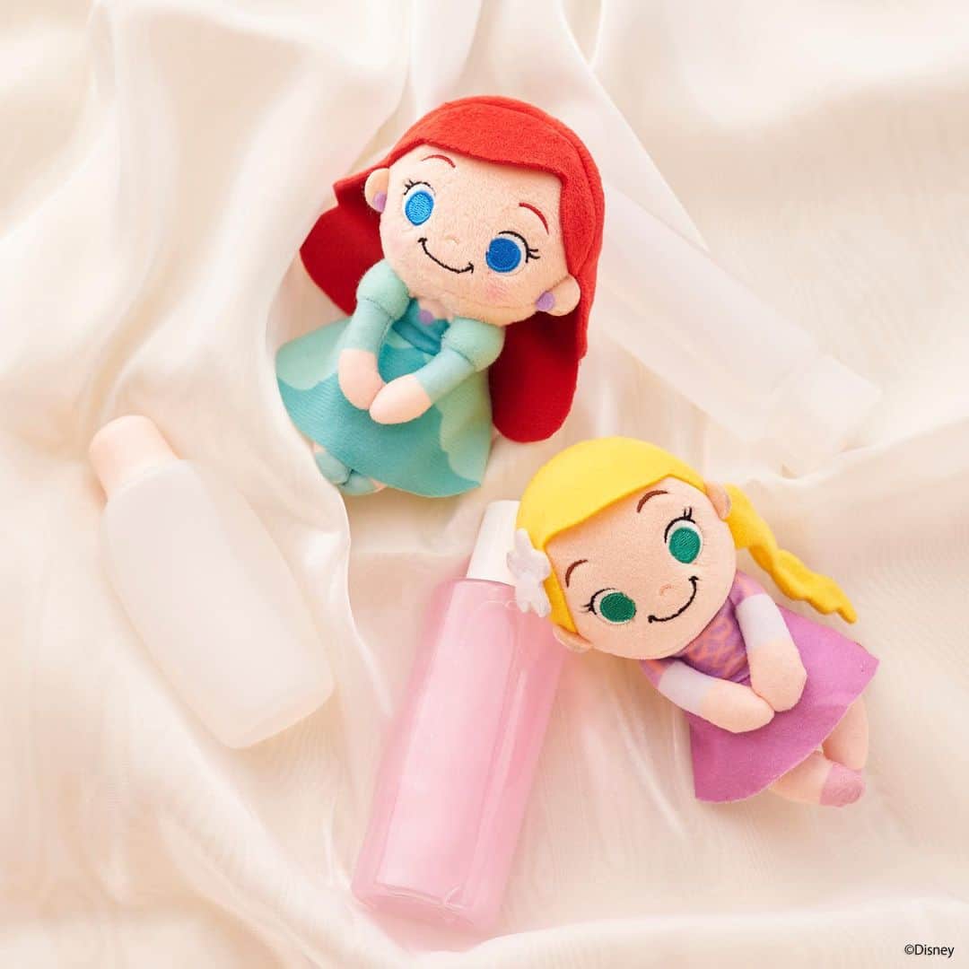 ちょっこりさん【公式】のインスタグラム：「#20200124 * プリンセスはお肌のお手入れもかかしません！ 心も体もしっかり保湿♡ * #ちょっこりさん #ディズニー#ディズニーグッズ #ぬい撮り#ぬいぐるみ #chokkorisan#disney #takaratomyarts #ぬいぐるみと撮り隊 #disney写真部 #ディズニーグッズ #ちょっこりさん好きな人とつながりたい」