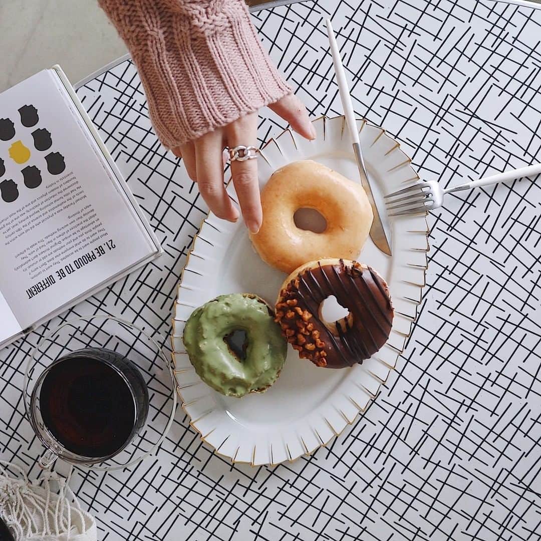 Ora2（オーラツー）のインスタグラム：「久しぶりに会う友だちとのおしゃべりが止まらない…🤭✨大好きなスイーツ🍩で満たされて、もやもやが晴れてくいい時間☕️ #Ora2 #オーラツー #オーラルビューティーケア #お喋り #ガールズトーク #女子会 #ランチ #アフターヌーン #カフェ #ドーナッツ #ドーナツ #甘党 #スイーツ #Sweets #Donuts #おきがくらぶ #おやつ #デザートは別腹 #スイーツ部 #Sweetstable #おやつの時間」