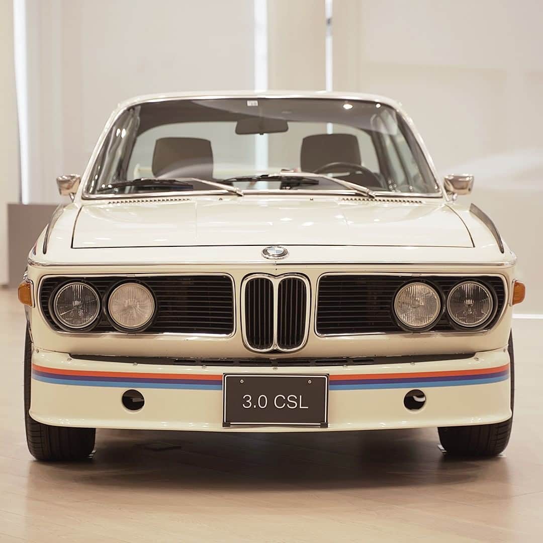 のインスタグラム：「今日は、フラッシュバックフライデーにちなみ、歴代のBMWモデルの中から「BMW 3.0 CSL」を振り返ります。 . 大ぶりのリアウィングとそのスパルタンなルックスから、今なおクラシックカー好きからの熱い支持を集めています。 . #フラッシュバックフライデー #FlashbackFriday #FBF #BMW #BMWJapan #駆けぬける歓び #CSL」