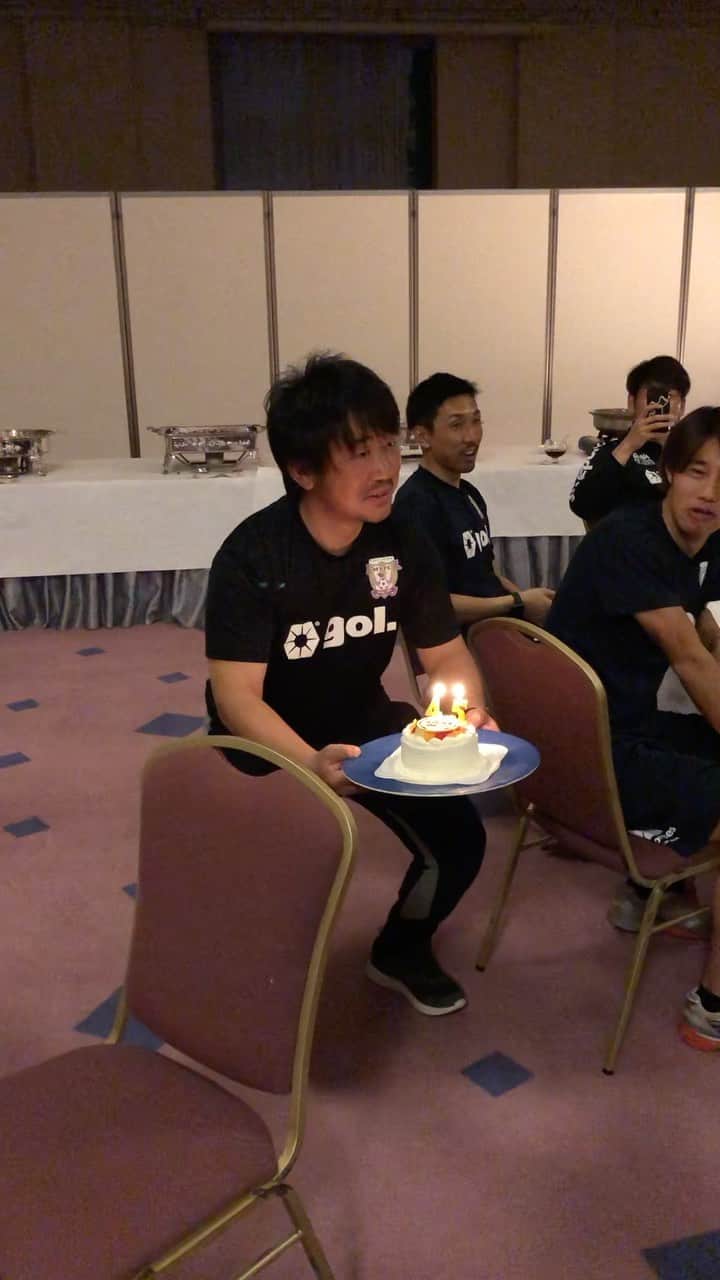 のインスタグラム：「毎年キャンプの時期は鈴木トレーナーの誕生日を祝うのが恒例🎂 いつもグランド内外で選手のケアやサポートをしてくれてます！ 感謝感謝感謝🙇‍♂️ #藤枝myfc #鹿児島キャンプ #gol #すーくん #吉平翼 #まっちゃん #松岡亮輔」
