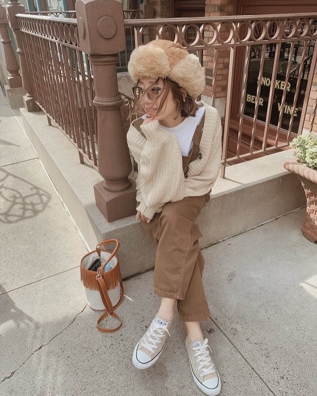 のインスタグラム：「ユニバ年パス更新〜꒡̈⃝ 息子達もめっちゃ楽しそうでした〜🥤 ナイトパレードも見れて、よかった☽⋆ﾟ︎︎◌*⋆゜ . . . あと、 ポップコーン 🍿 の ホワイトチョコᵃⁿᵈベリーっての 美味しかったよ〜🍓 オススメ🍓 . . #usj#usjコーデ#オーバーオール#ニットコーデ #ベージュコーデ#ブラウンコーデ#着回しコーデ#カジュアルコーデ#ママコーデ#スニーカーコーデ #ボブヘアー#ボブ#ヘアスタイル#ママヘア」