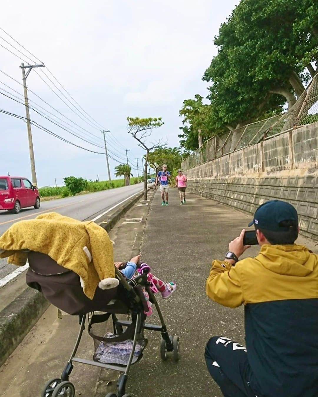 森渉さんのインスタグラム写真 - (森渉Instagram)「娘も宮古島を満喫できたようで良かったです(о´∀`о) #千笑 #金田朋子 #森渉 #宮古島 #マラソン #marathon #100km #家族 #family #子供 #kids #笑顔 #smile #旅行 #子育て #育児  #今度は普通にゆっくり沖縄行こうね」1月24日 19時09分 - watarumori.sports