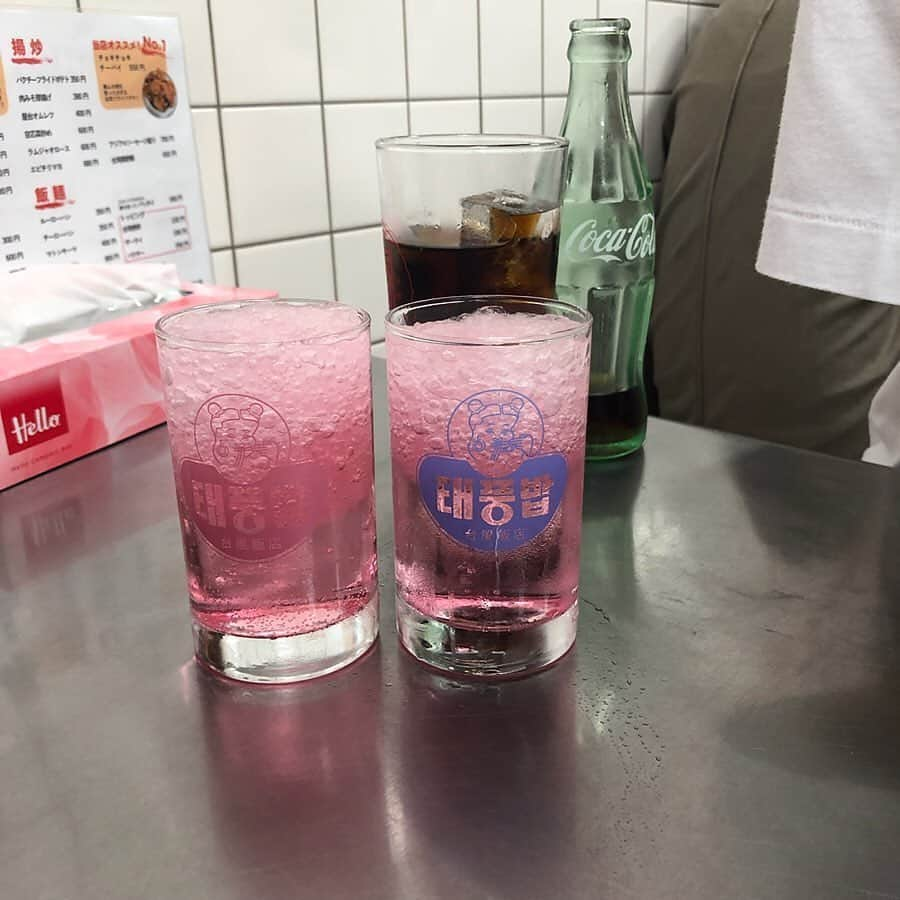 isutaさんのインスタグラム写真 - (isutaInstagram)「レトロな居酒屋にドはまり中…。【東京・関西編】﻿ ﻿ ﻿ 最近カフェ好きな女子よりも、立ち飲み女子、餃子女子などが増えていますよね。﻿ 大阪を筆頭に女子の中でわちゃわちゃっとした大衆居酒屋が流行っているんです。﻿ ﻿ 今回は、コスパ良くさくっと飲めるのにクオリティも抜群な「東京・関西」の飲み屋を6つご紹介。﻿ ﻿ ﻿ ﻿ ❶タチノミエイト【大阪・本町】﻿ 店名からわかる通り、ふらっと立ち飲みを楽しめる居酒屋「たちのみエイト」。﻿ ここのお店の名物は、なんといっても「ばくだん盛り」。甘えび、カンパチ、サーモン、イクラを下でカッパ巻が支えているそうです♡﻿ 他にも、タン刺し、ポテサラなど、どれもクオリティが高いのに安すぎるから行きつけにしちゃいそうです。﻿ ﻿ ❷東京台湾【東京・中目黒】﻿ 中目黒駅からすぐの「東京台湾」。ランチは、ルーロー飯と水餃子と副菜がついているお得なセット（¥1000）のみの本場の旨い！で勝負しているお店です。﻿ もっちもちの水餃子は見た目もですが、味も本格でリピしている人がかなり多いそうです。﻿ ﻿ ❸台風飯店【大阪・谷町六丁目】﻿ 台湾料理をタイ屋台スタイルで食べられる老若男女で賑わう「台風飯店」。﻿ 外観から店内まで、徹底した屋台の雰囲気を楽しめます。ご飯も全てボリューミーで美味しいので友達におすすめしたくなっちゃいますよ♩﻿ ﻿ ❹ブギウギ オラクルベリー【大阪・天満】﻿ 飲食店で賑わう天満駅からすぐの「ブギウギ オラクルベリー」。﻿ ペンギンが描かれたグラスがインスタで話題の大衆酒場です。﻿ どのお料理も外れなしでコスパ抜群なので、ふらっと立ち寄るのにも最適です♩﻿ ﻿ ❺やむなし【東京・渋谷】﻿ 渋谷の裏路地にある「やむなし」。大衆酒場で人気の「ひまわり」の系列店です。﻿ ところどころにゆるいイラストや、かわいらしい店内は思わず写真に収めたくなってしまいます…。﻿ 「やむなしのポテサラ」や、「ハムカツ」などお酒のおつまみが充実しています。﻿ ﻿ ❻ズドコノン【兵庫・神戸】﻿ 店構えから圧倒される肉飯と酒の店「ズドコノン」。﻿ 安いのが売りの昭和でハイカラな居酒屋さんです。お店の一番人気はインスタでもよく見る「ウニ煮玉子」。一口で、口の中が幸せに溢れるそうです…。﻿ ﻿ ﻿ ﻿ どのお店も一度行ったら、ハマってしまうこと間違いなし。﻿ ぜひ、チェックしてみてください♩﻿ ﻿ ﻿ ﻿ photo by﻿ ﻿ @ma.riiiii_____co﻿ @12_chiiaki﻿ @__20010114__﻿ @msi__03﻿ @i_am_msk07﻿ @makey1204﻿ ﻿ ﻿ ﻿ #丸太町スタンド#東京台湾#台風飯店#ブギウギオラクルベリー#やむなし#ズドコノン#タチノミエイト#isuta #大衆酒場ひまわり﻿ #anywayやむなし #渋谷グルメ #天満飲み #天満グルメ #おばんざい#東京グルメ#渋谷居酒屋#隠れ家居酒屋#お酒好きな人と繋がりたい﻿ #大阪グルメ#難波グルメ#大阪飲み#難波飲み#サラリーマンの味方#本町グルメ#大阪立ち呑み #本町立ち呑み #立ち呑み女子﻿ #グルメな人と繋がりたい #イスタ #isuta_food」1月24日 19時11分 - isuta_jp