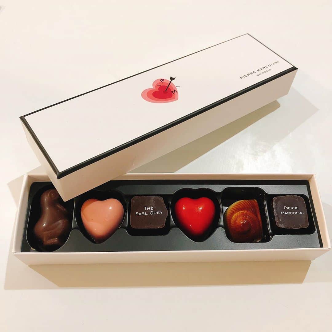 佐藤弥生さんのインスタグラム写真 - (佐藤弥生Instagram)「' 帰ってきたら ' 机の上に置いてあった♥️ ' PIERRE MARCOLINI のチョコレート♥️ ' ドレから食べよ♪ ' サプライズが出来ない旦那さんw #pierremarcolini#chocolate#gift#partner#😋#thanks#yammy#lovechocolate#花のある生活#flower#花#mode#modellife」1月24日 19時31分 - yayoyayo_s