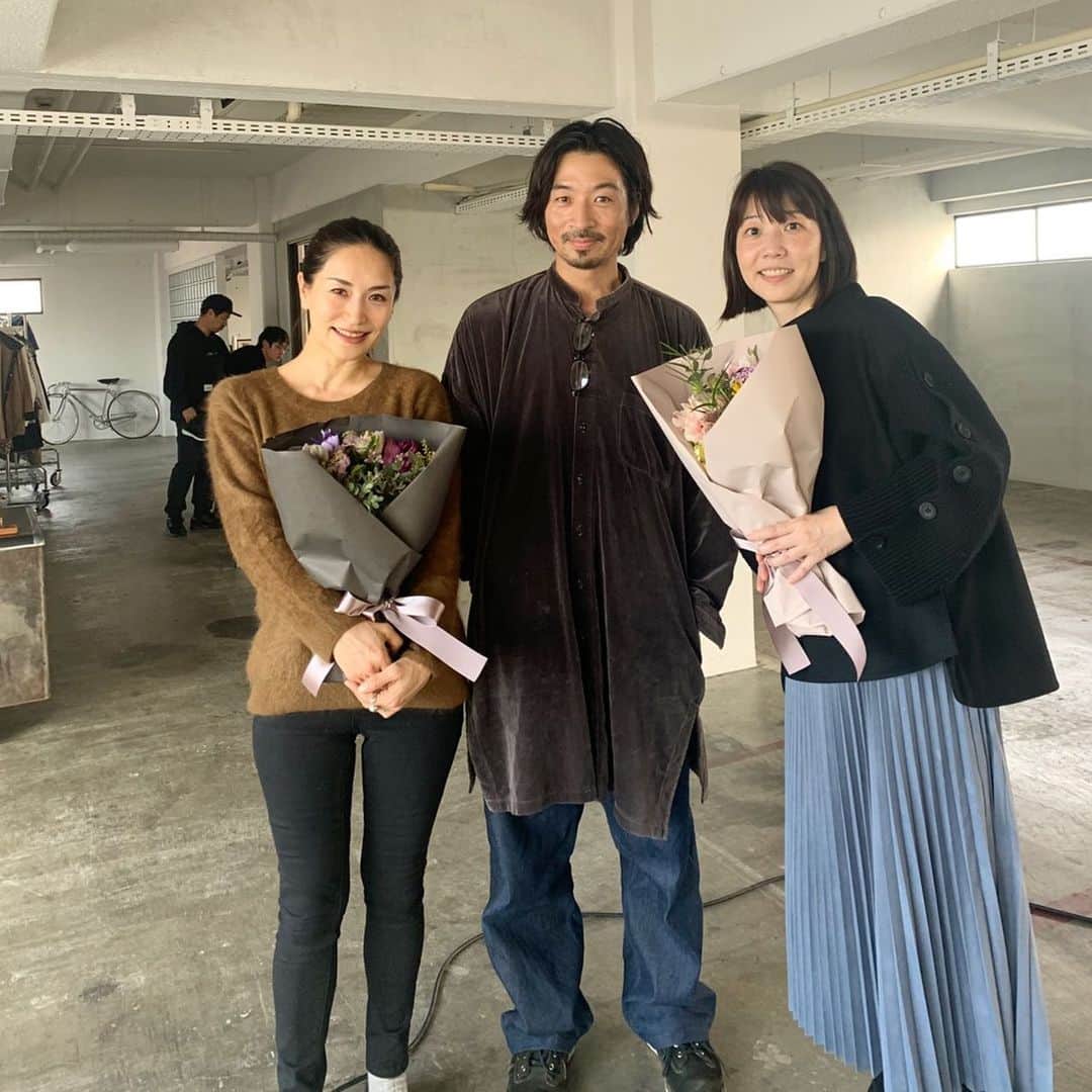 亀恭子のインスタグラム：「今日は、 産後 初の撮影現場に。 . . . @barnyardstorm 2020SS visual/magazine 撮影 . . いつものスタッフで和気藹々と進行していき、 撮影が終了したところで カメラマンのつっちー@jeronimochan から、 カッコよすぎるサプライズが。 . . 1月が誕生日の ストさん @sutochin と私に花束が！！ しかもオシャレ。 ありがとう^ ^ ストさん おめでとう❤︎ . . 久しぶりの現場、 やっぱりワクワクしました。 仕上がりが楽しみです。 . . #shooting #fashion #barnyardstorm #happyjanuary #❤︎」