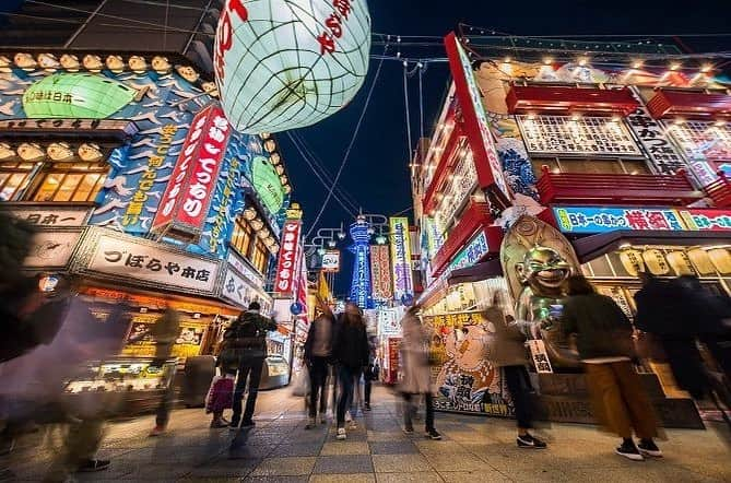 リクルートさんのインスタグラム写真 - (リクルートInstagram)「女子旅で行きたい【大阪】おすすめ観光スポット！﻿ ﻿ 大阪と言えば粉モン＆串カツ！﻿ 大阪グルメを満喫する﻿ 食べ歩きおすすめのスポットや、﻿ フォトジェニックな異国情緒あふれる街なみ、﻿ 人気のパワースポットなど、女子旅に嬉しい﻿ 大阪のおすすめ観光スポットをご紹介します！﻿ ﻿ 【新世界】﻿ ﻿ 通天閣にジャンジャン横丁、﻿ 大きなフグ提灯の看板などで﻿ 有名な大阪市南部の下町。﻿ 新世界の始まりは明治36年（1903）、﻿ 天王寺および現在の新世界で催された﻿ 第5回内国勧業博覧会に遡る。﻿ ﻿ その跡地の東半分には天王寺公園がつくられ、﻿ 残った西半分には中央にシンボルとして﻿ 通天閣（初代）と、その南側に﻿ 有料遊園地のルナパークがつくられた。﻿ これを契機に芝居小屋や映画館などが﻿ 集結して発展し、新世界が﻿ かたちづくられていくことになる。﻿ ﻿ 現在、ルナパークも映画館も閉館したが、﻿ 通天閣の展望台には遠方からの﻿ 観光客で賑わっているほか、﻿ 真下にある地下の通天閣劇場では﻿ 毎週月曜日、各地方で活躍する歌姫たちが﻿ 演歌を熱唱し、通天閣劇場TENGEKIでは﻿ 毎週土日に漫才や上方落語などで﻿ 観客を楽しませている。﻿ また、土・日曜日には松竹の芸人により﻿ 落語や漫才が行われている。﻿ 南北130mの間に串カツ屋、﻿ どて焼き屋、囲碁将棋クラブなど﻿ 約50軒の店が軒を連ねる﻿ 「ジャンジャン横丁」も元気そのもの。﻿ ﻿ 土日・休日になると、﻿ ツアー客が大勢で訪ねて、﻿ ビリケンさんやフグ提灯の看板などを﻿ バックに記念写真撮影を楽しむ。﻿ ﻿ こちらの投稿は、じゃらんニュースより転載しています。﻿ https://www.jalan.net/news/article/107535/﻿ ﻿ その他のリクルートの投稿はこちら👉 @recruit___official﻿ #じゃらんニュース #じゃらん﻿ #RECRUIT﻿ ー﻿ #行ってみたい #観光 #観光スポット #旅 #旅行 #旅女 #旅女子 #旅行写真 #旅行好きな人とつながりたい #旅行好きと繋がりたい #旅行好き #旅スタグラム #旅したくなるフォト #トラベル #デート #デートスポット #思い出 #おでかけ #女子旅 #女子旅行 #大阪 #大阪観光 #大阪旅行 #大阪グルメ #新世界 #通天閣 #ジャンジャン横丁」1月24日 19時35分 - recruit___official